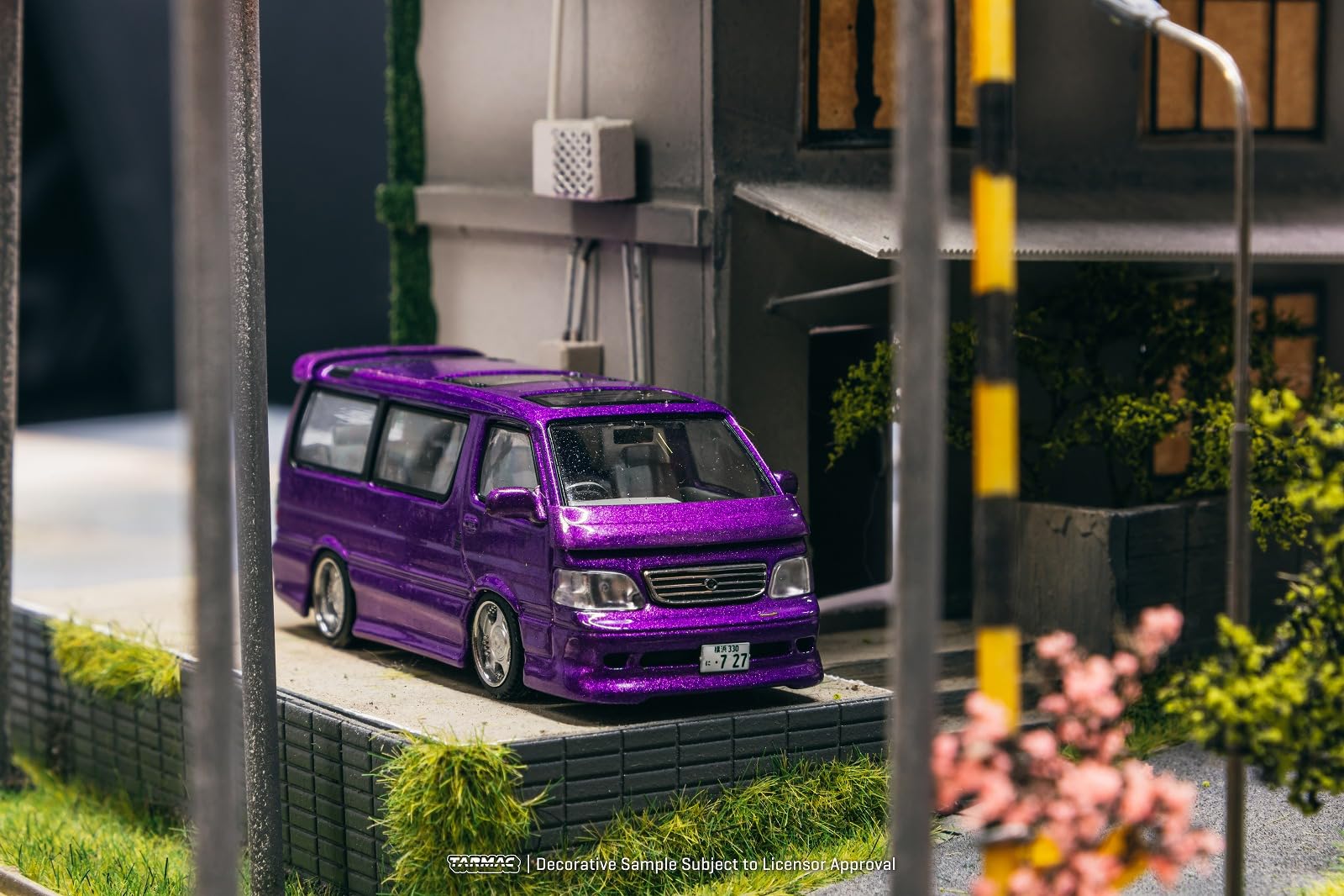 Amazon | TARMACWORKS 1/64 Toyota Hiace Wagon Custom Purple 完成品