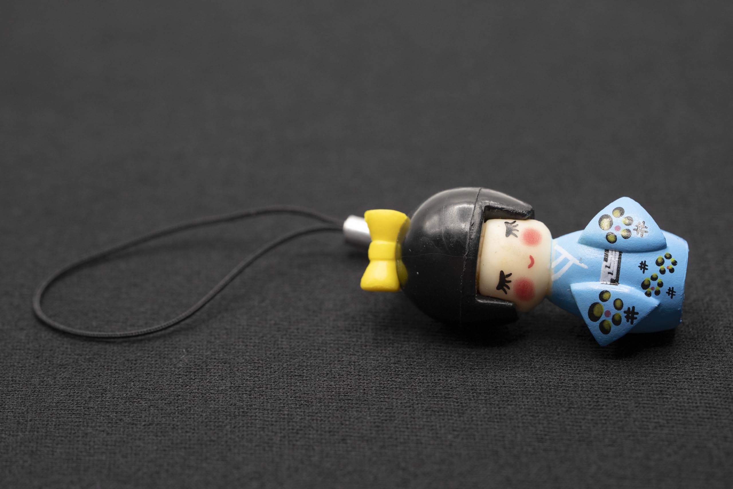 Miniblings Lalka Gejsza Azja zawieszka do telefonu komórkowego Azjatycka lalka drewno niebieski KOKESHI- ręcznie robiona modna biżuteria I zawieszka biżuteria na telefon komórkowy breloczek do kluczy