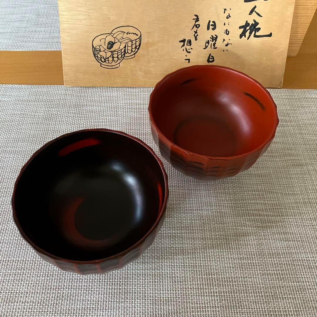 美しい古美術蔵から美しい白椿の花が描かれた夏茶碗の様な楽印の陶器