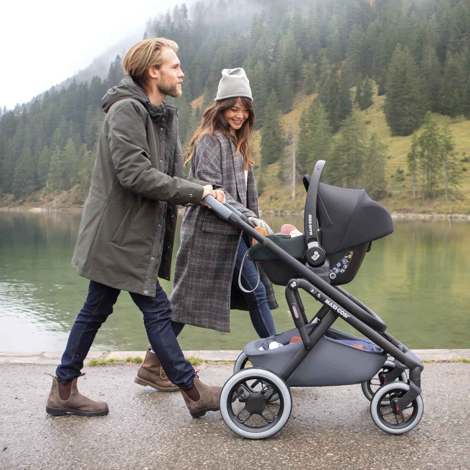 Maxi-Cosi CabrioFix i-Size Babyschale, CabrioFix i-Size ISOFIX Base Bundle - Gruppe 0+ Kindersitz, Flexibles Travelsystem, 0-12 Monate, 40-75 cm + CabrioFix i-Size Base, Essential Black