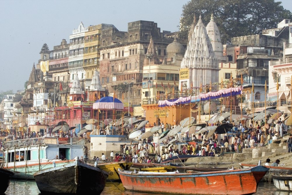Pellegrini indù intrisi nelle acque nei cappelli bagnanti. La fotografia si è presa mentre si risveglia sul sacro ma polluted River Ganges. La cultura di Varanasi è strettamente associata al fiume