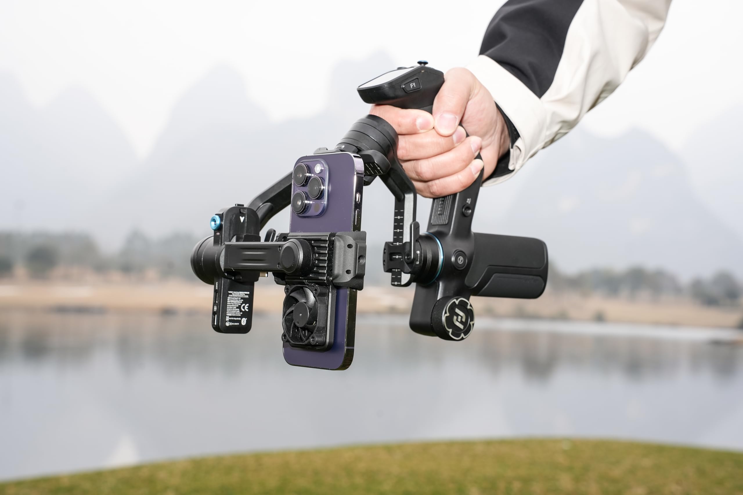 FeiyuTech SCORP Mini 3 Pro Kit – Gimbal 3-osiowy All-in-One z odpinanym uchwytem, śledzeniem AI i torbą do przenoszenia, kompatybilny z aparatem, smartfonem i kamerą sportową