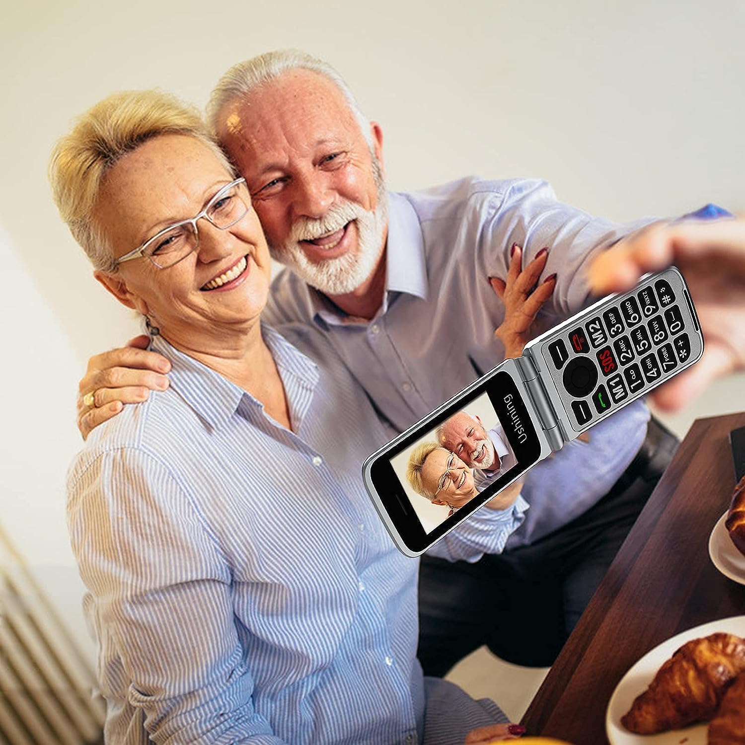 4G Seniors Telefono Cellulare senza contratto Pieghevole 1200 mAh Batteria Semplice Grande Pulsante Cellulare per Anziani con Stazione di Ricarica Chiamata di Emergenza Pulsante Dual Sim