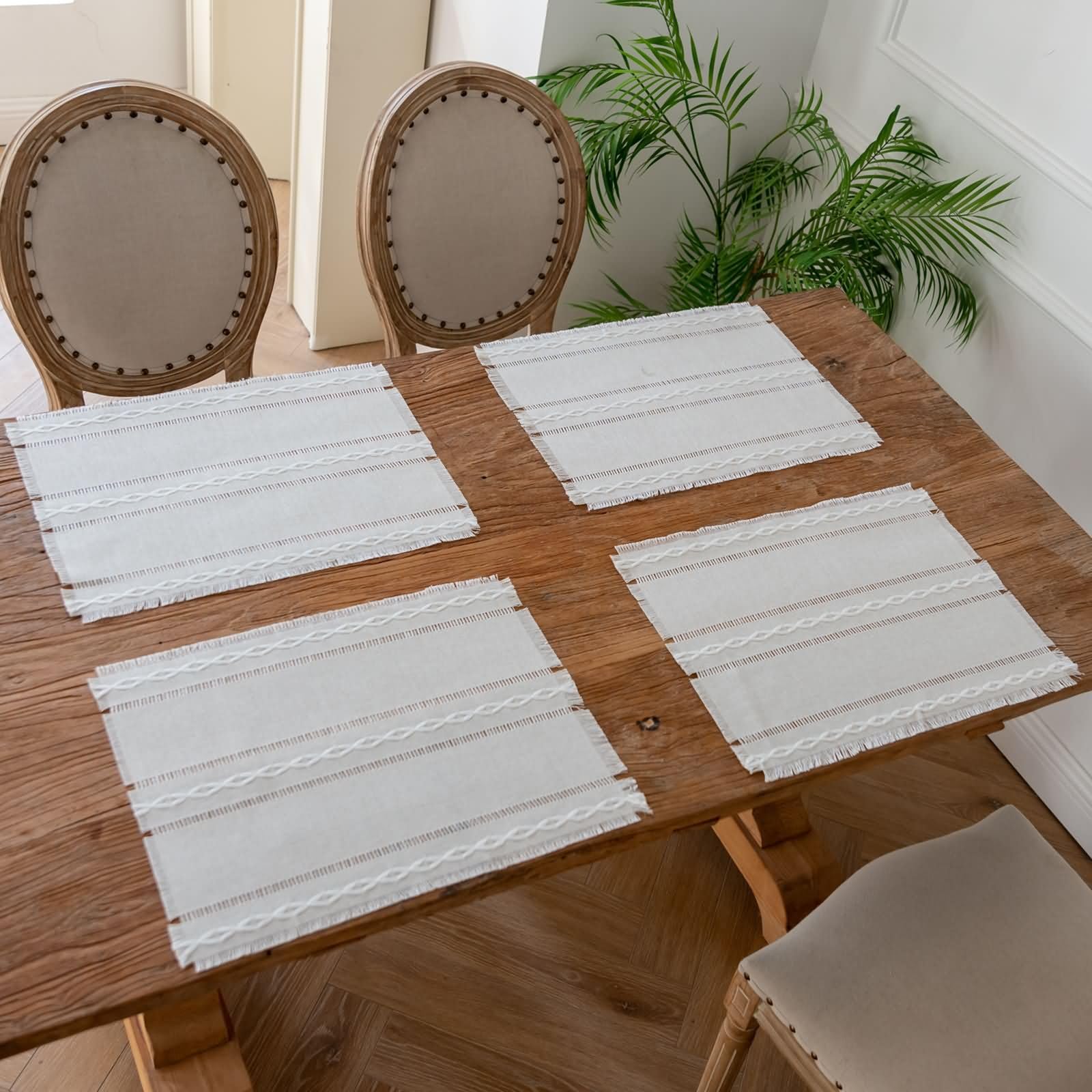 4PCS Sets de Table Restaurant Lavable, 33 x 45 CM Sets Table Antidérapant Coton Lin Beige Blanc, Rectangle avec Glands