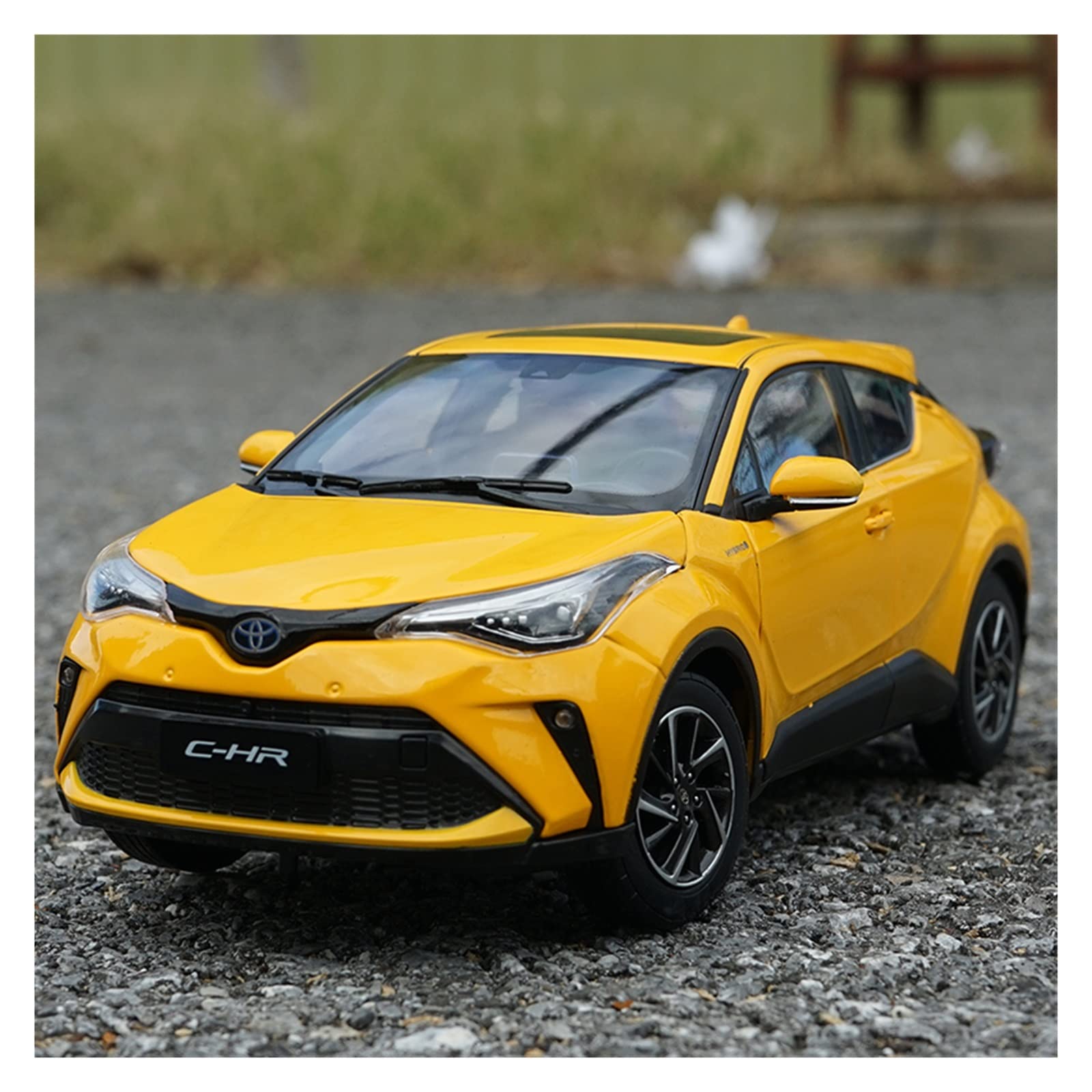 Meilleur cadeau de collection miniature automobile avec ce modèle Toyota C-HR 1/18 en métal jaune