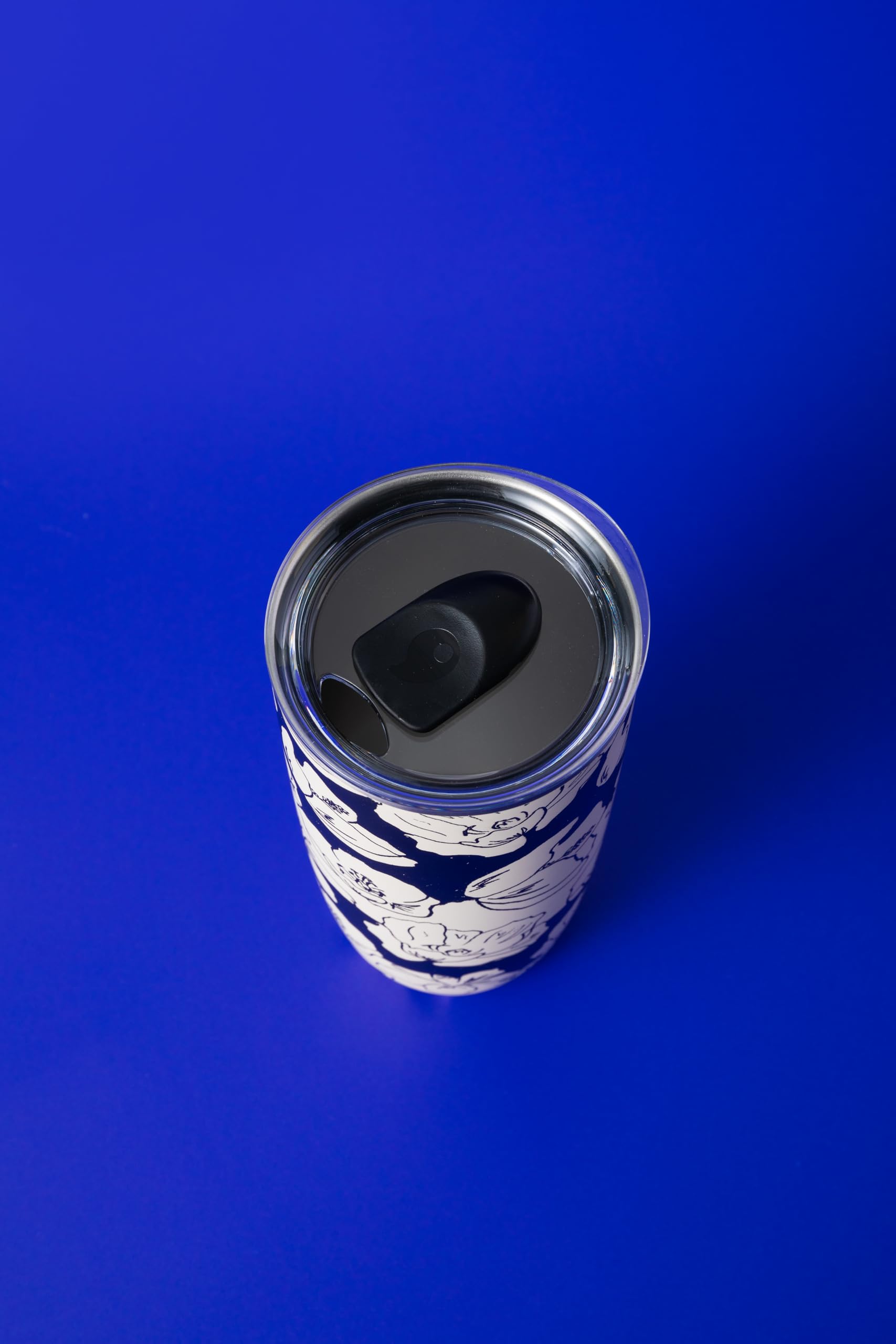Kubek ze stali nierdzewnej S'well ze słomką i otwieraną pokrywką, 700 ml, Charcoal Bloom, trójwarstwowy pojemnik z izolacją próżniową utrzymuje napoje zimne przez 18 godzin, a gorące przez 5 godzin