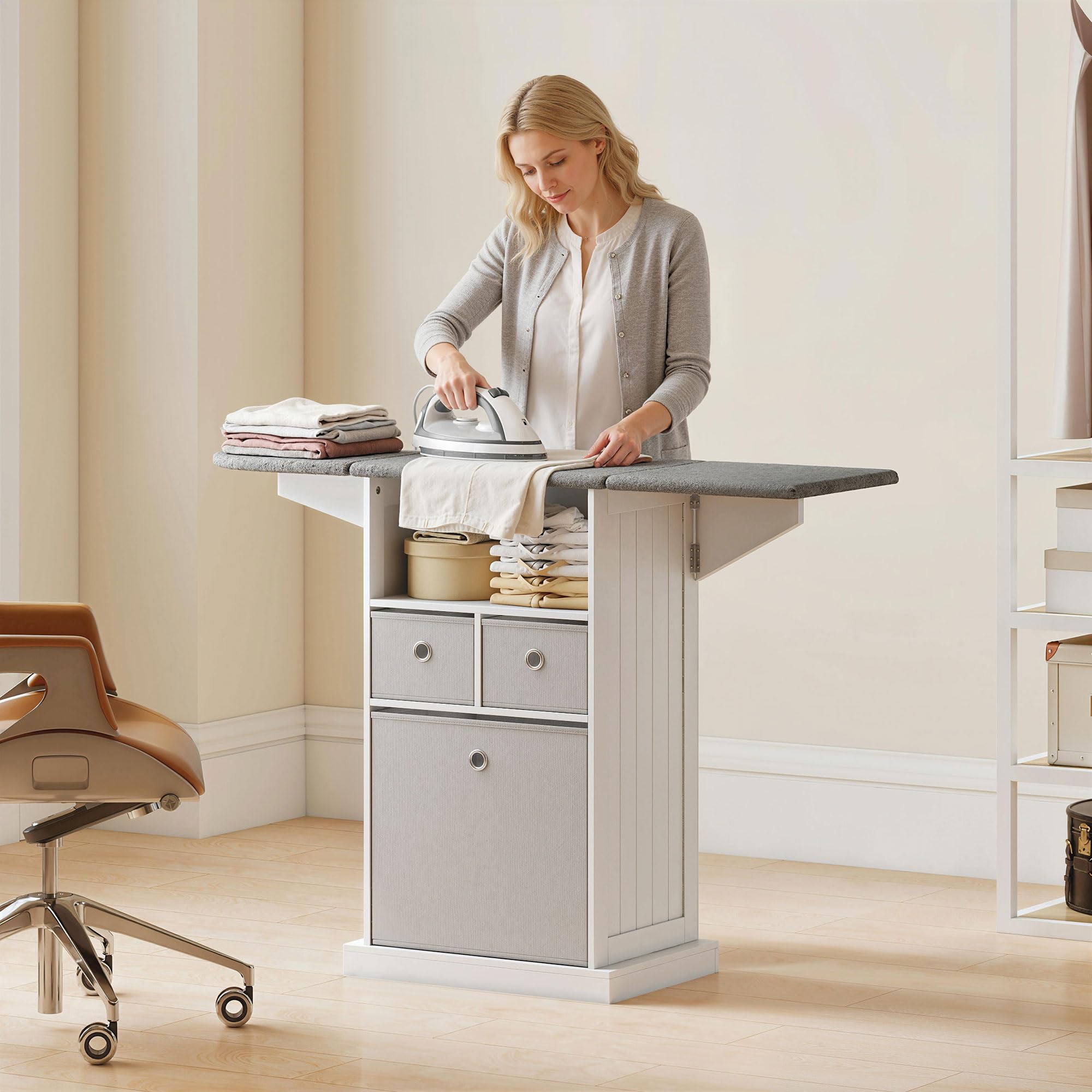 HOMCOM Mobile Asse da Stiro Pieghevole Salvaspazio, Mobile da Stiro Multiuso con 3 Cassetti in Tessuto Effetto Lino, Ruote a Freno, Ripiano Aperto, per Lavanderia e Bagno, 121x37x89.5 cm, Bianco