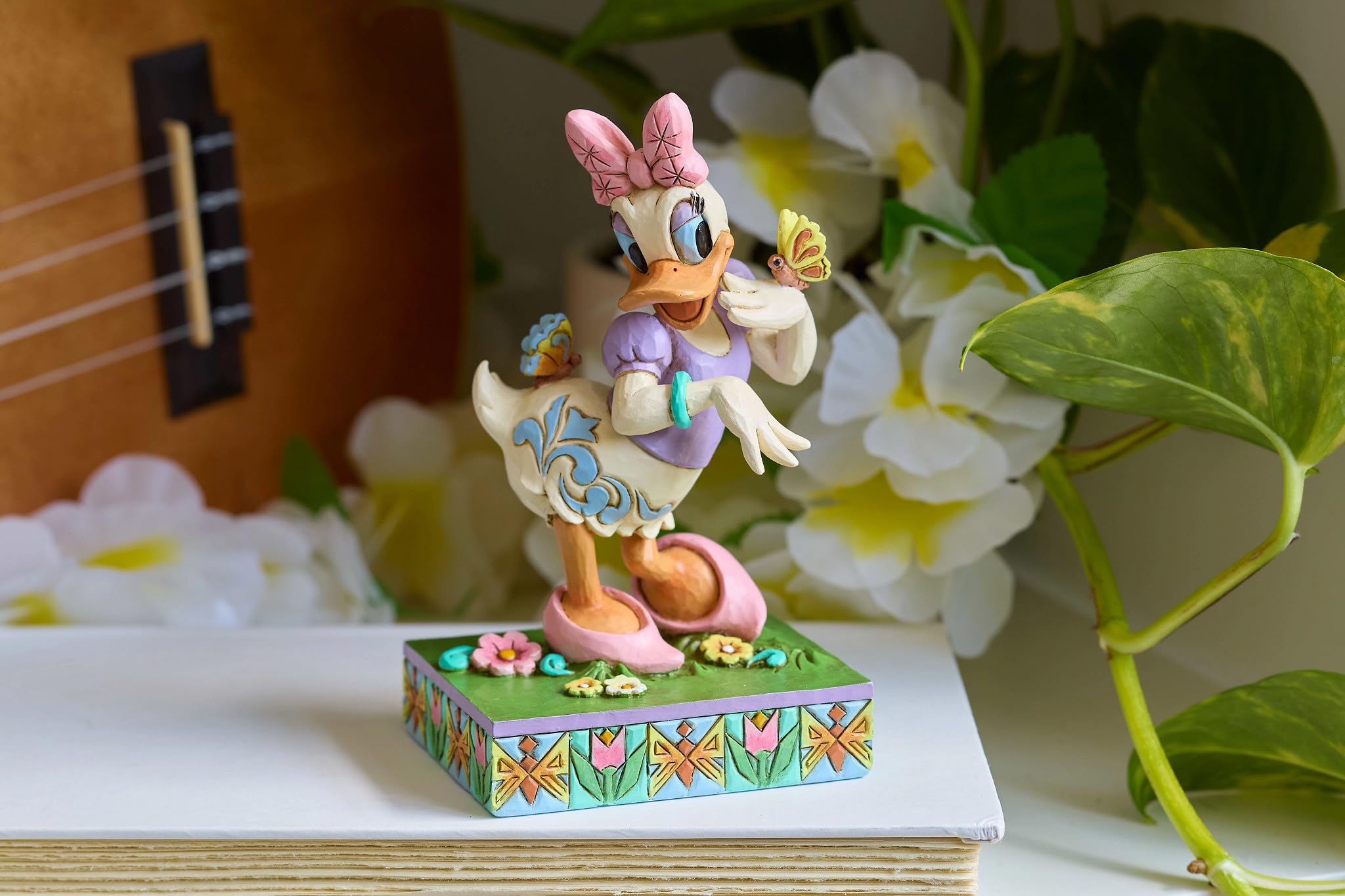 Disney Traditions Daisy Duck With Butterflies Figurka