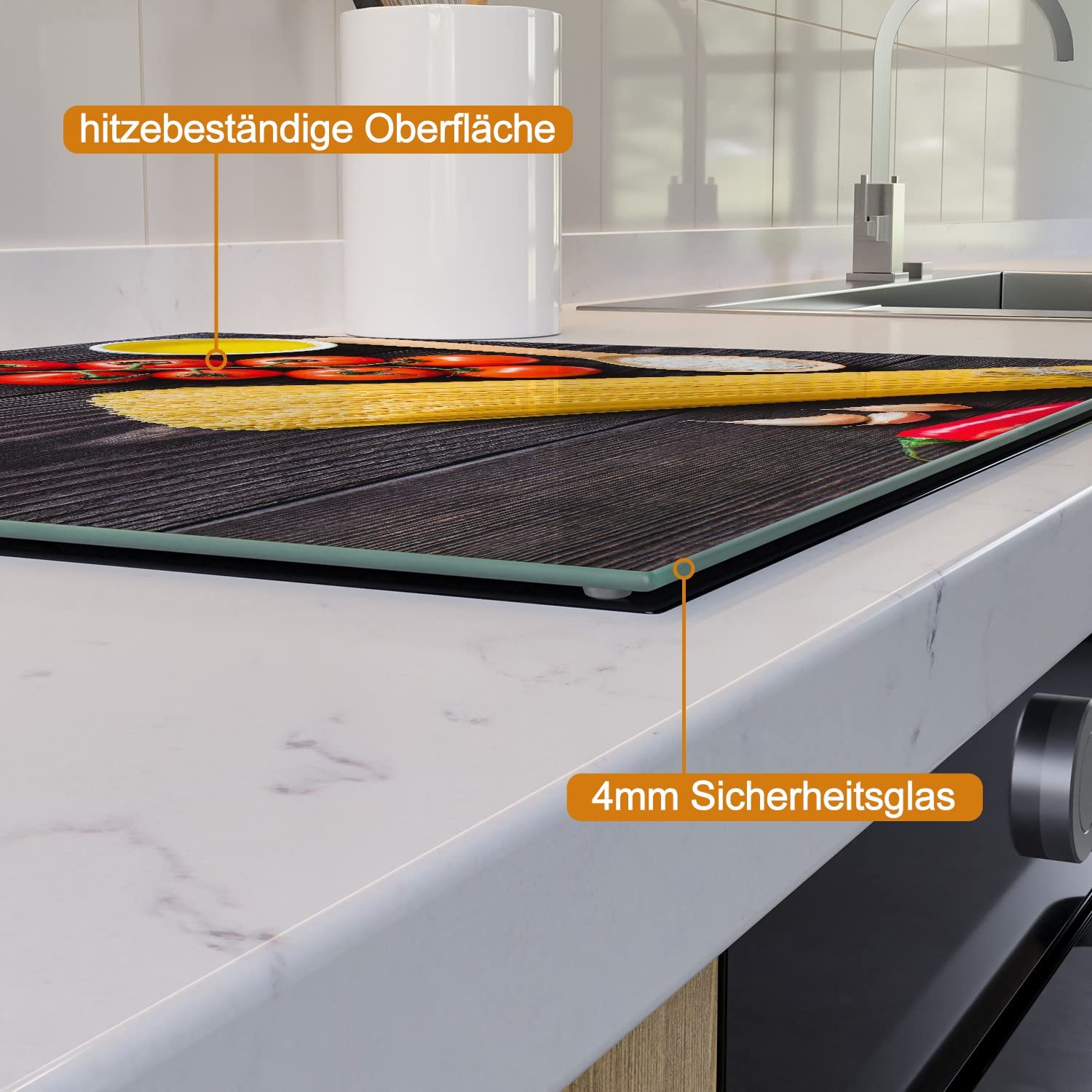 Wallario Herdabdeckplatte/Spritzschutz aus Glas, 1-teilig, 60x52cm mit 8mm hohen Füßen, für Ceran- und Induktionsherde, Italienisches Menü mit Spaghetti, Tomaten, Salz und Chilischoten