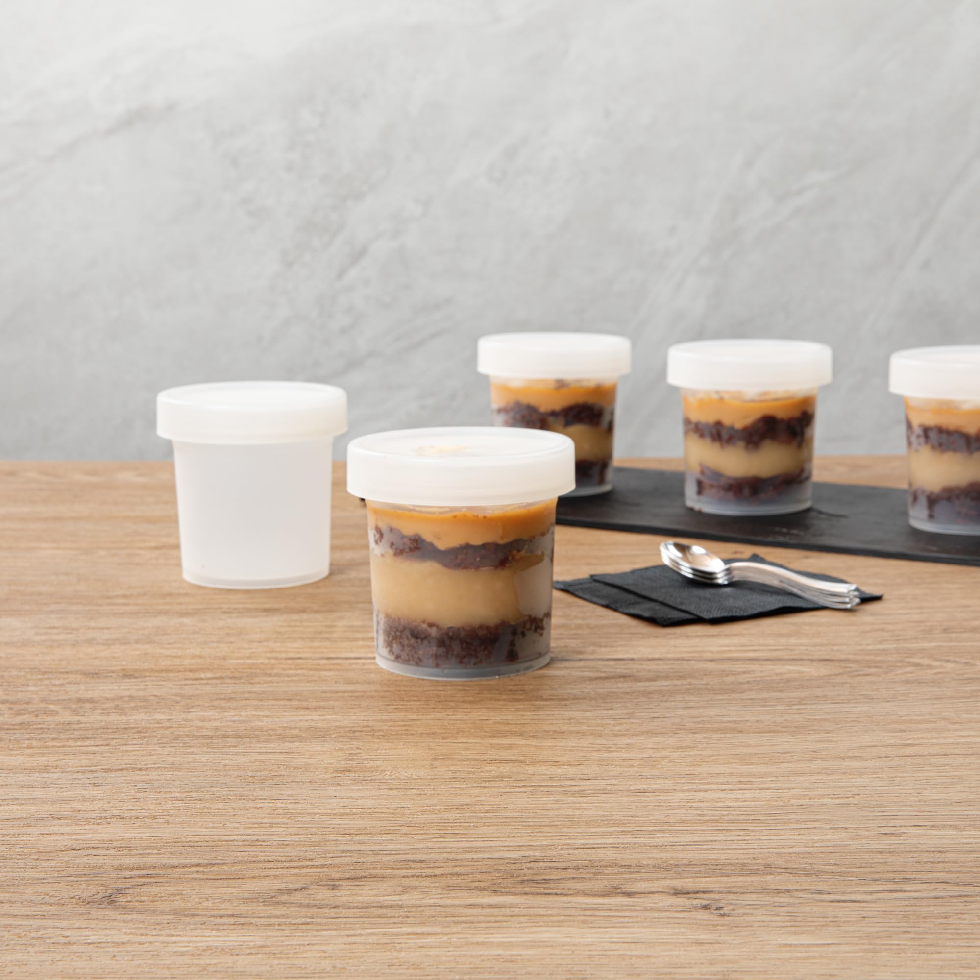 Restaurantware - Mini tazas de postre redondas de 10 onzas, 100 tazas desechables para pudín con tapas, duraderas, apilables, tazas de parfait de plástico transparente con tapas, para llevar postres y