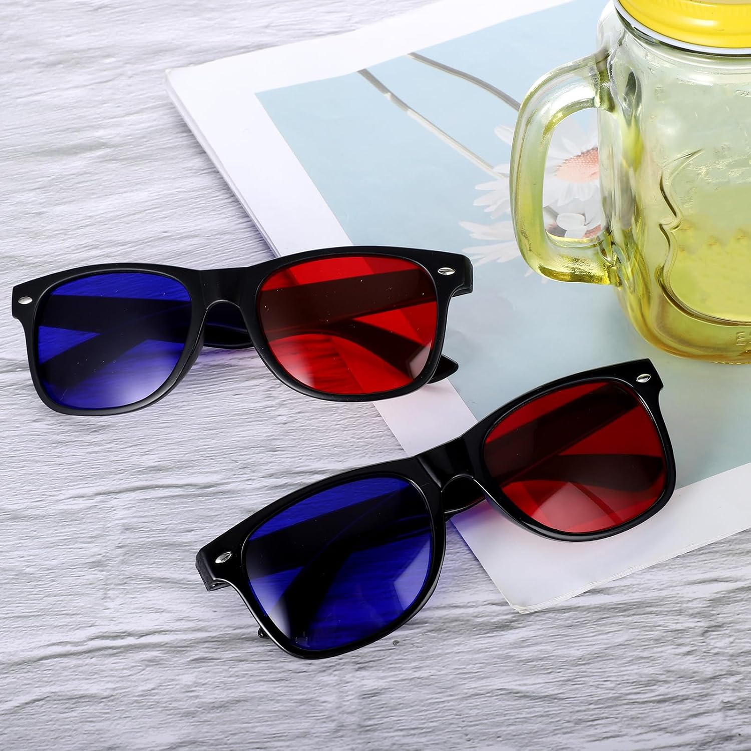 2 Pcs Red and Blue 3D Glasses Universal TV Movie Dimensional Video Frame 3D Glasses DVD Game Glass 3D Style Glasses 3D Viewing Glasses Weightlight Simple Design Televisions Video Accessories