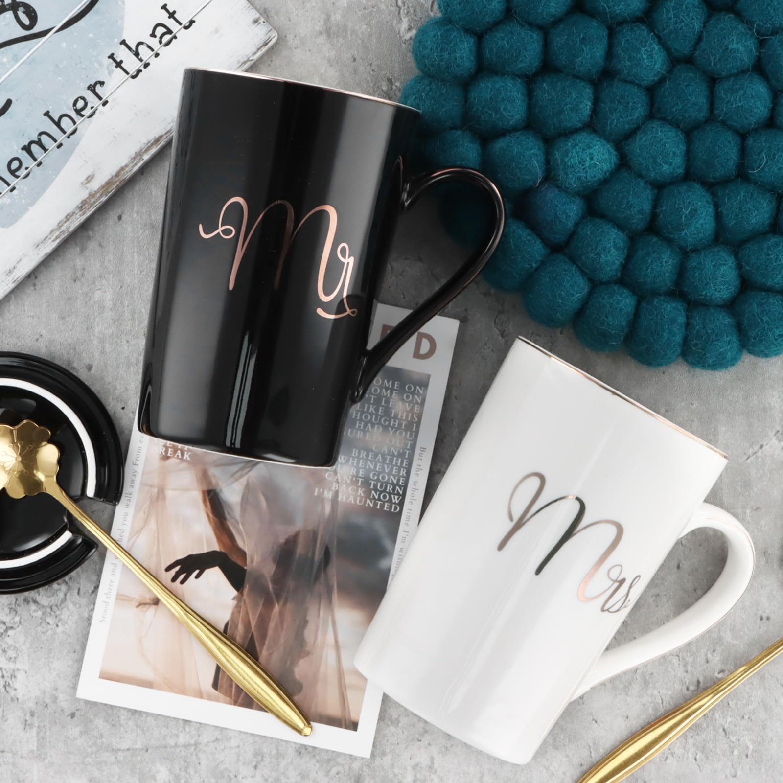 Mr und Mrs - Set di 2 tazze da caffè in ceramica con cucchiaio, regalo per matrimonio, fidanzamento, San Valentino, anniversario, Natale, bianco e nero