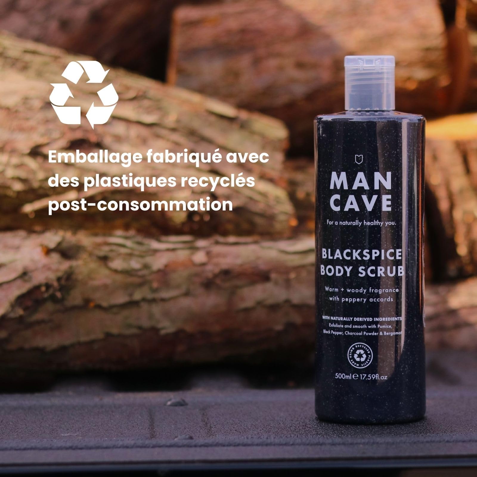 ManCave Blackspice Gommage corporel 500 ml pour homme, arôme chaud et boisé, exfolie et nettoie la peau avec poudre de pierre ponce et charbon de bois, formule naturelle, adapté aux végétaliens,