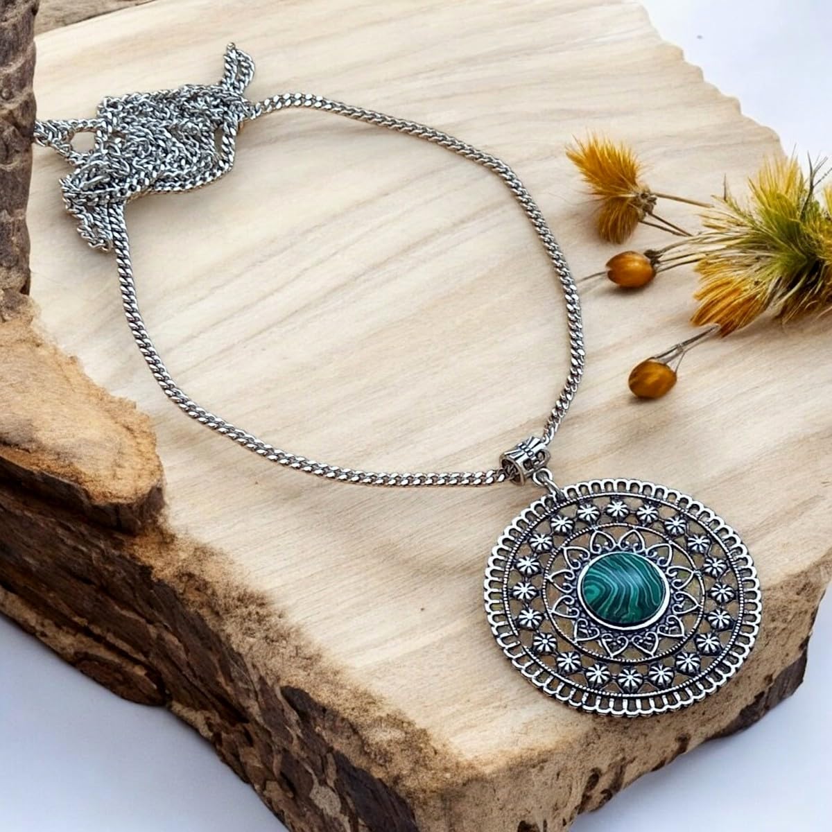 Colar Mandala de Pedra Malaquita Longo Bijuterias Femininas em promoção! Veja a oferta e mais achadinhos de Bijuterias 3 Hoje é o melhor dia para comprar Colar Mandala de Pedra Malaquita Longo Bijuterias Femininas com aquele preço maroto! Promoção! Aproveite a oferta! 3