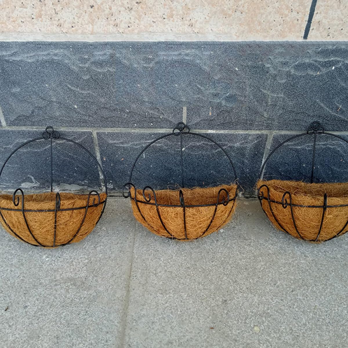 HOMSFOU Fioriere Sospese in Cocco 2 Pezzi Struttura in Ferro, Vasi da Fiori Intrecciati per Decorazioni da Parete, per Interno ed Esterno, Balcone, Giardino e Veranda