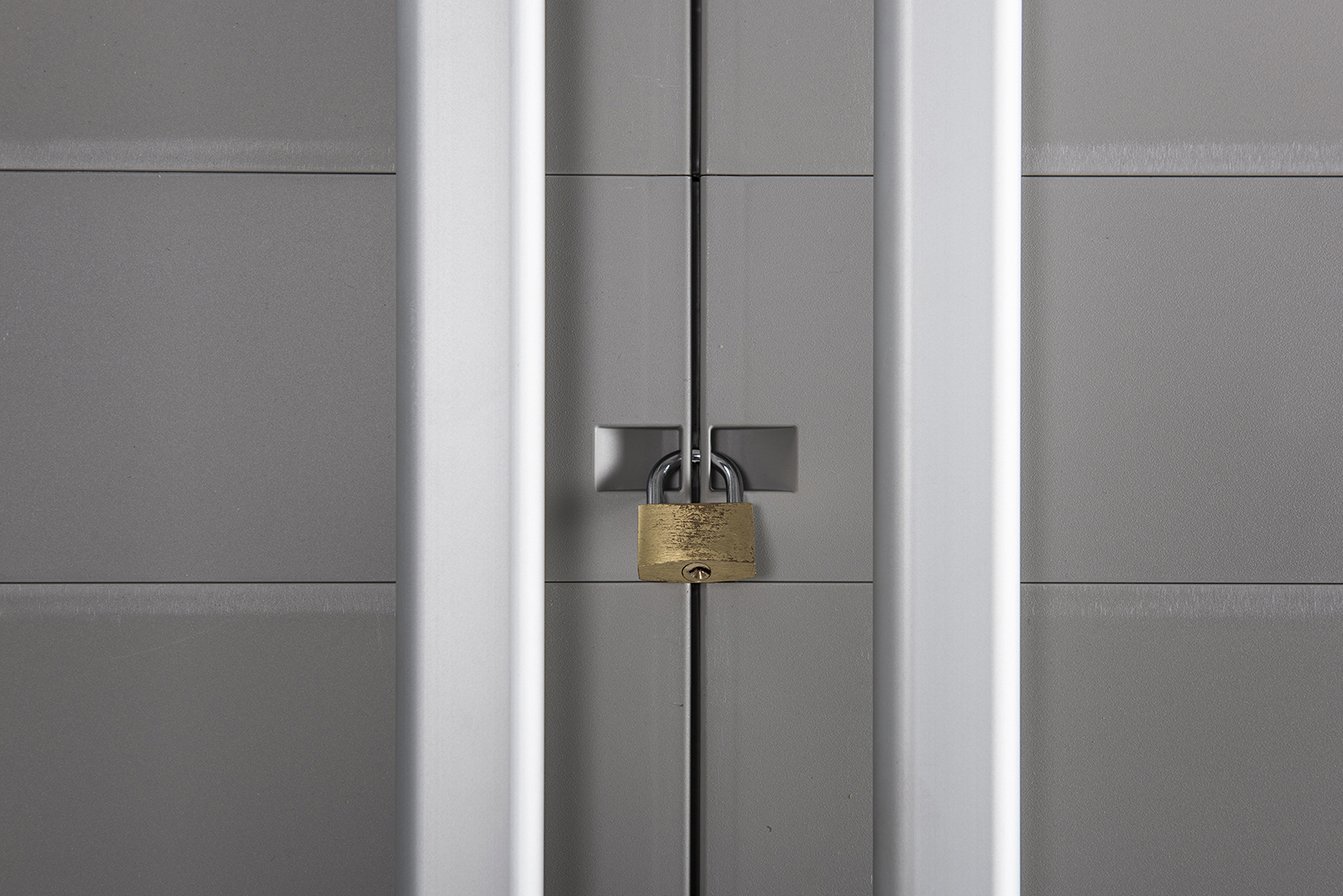 Toomax Armadio Portascope Urban XL 78x49x182h cm in plastica resistente effetto legno grigio chiaro/grigio tortora, 4 ripiani regolabili, piedini e predisposizione lucchetto, per ripostigli e garage