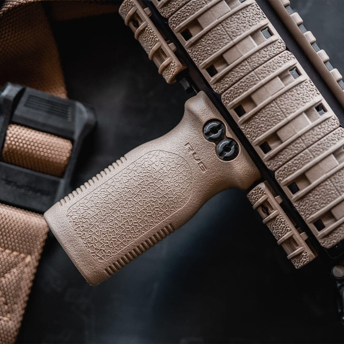 Amazon | マグプル(Magpul) RVG - Rail Vertical Grip FDE | モデル
