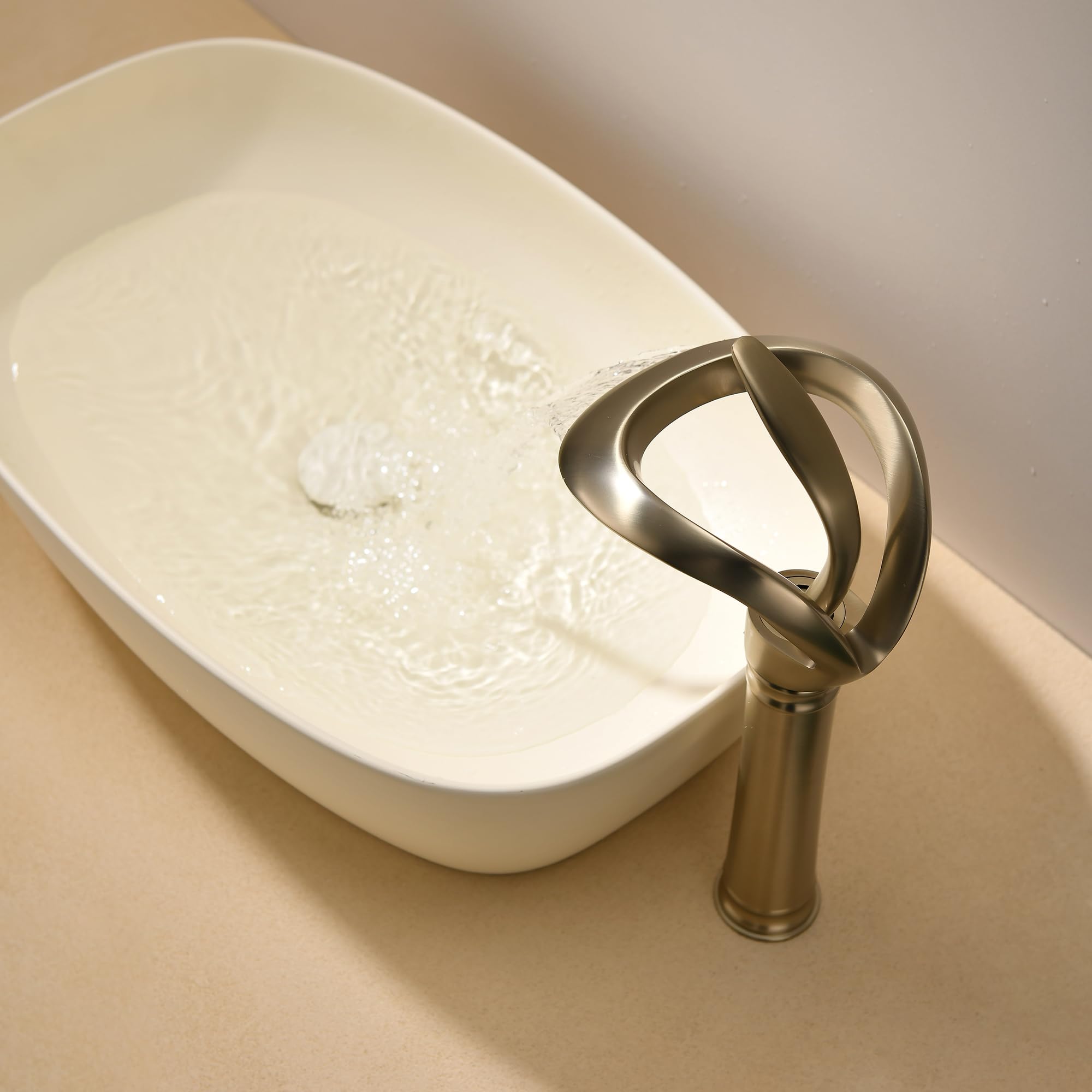 Grifo de baño de cascada de oro cepillado, grifo mezclador moderno de latón para lavabo de baño, grifo de tocador de una sola palanca, elegante diseño de flujo de cascada (alto)