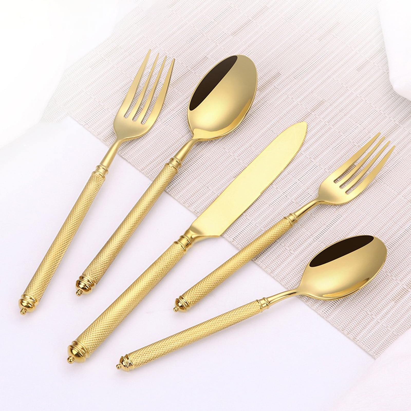 Ce Service de Couverts 50 pièces pour 4 Personnes Comprend Un Couteau, Une Fourchette et Une cuillère de Table à Manche doré, Le Tout en Acier Inoxydable 18/8.