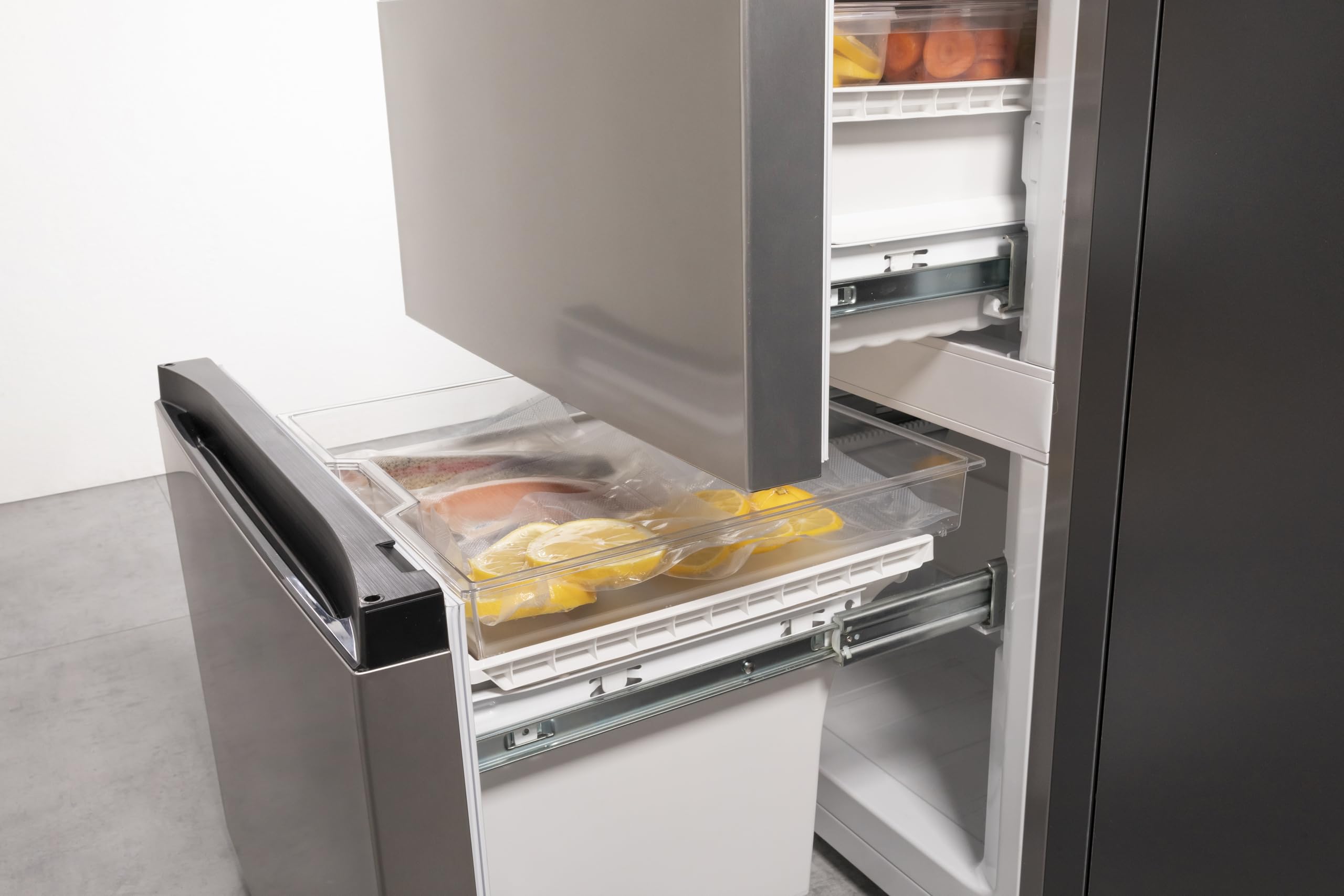 Hisense RM469N4ACD Kühl-Gefrierkombination, Freistehend, EEK D, 36dB, Total NoFrost, 368 Liter, Smart Fresh, CrispZone Smart Humidity, Convert ZeroZone, HxBxT: 200x60x66, 3 cm