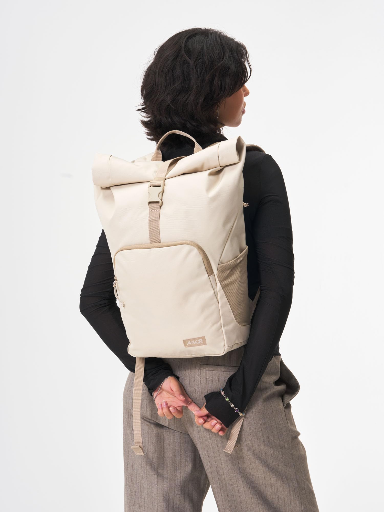 AEVOR Rolltop Small, Kleiner Rucksack für Damen und Herren, 22-25L Volumen, 14" Laptopfach, Frontfach, ergonomisch gepolstert, leicht, Alltag, Beruf, Schule, Tagesrucksack, Beige