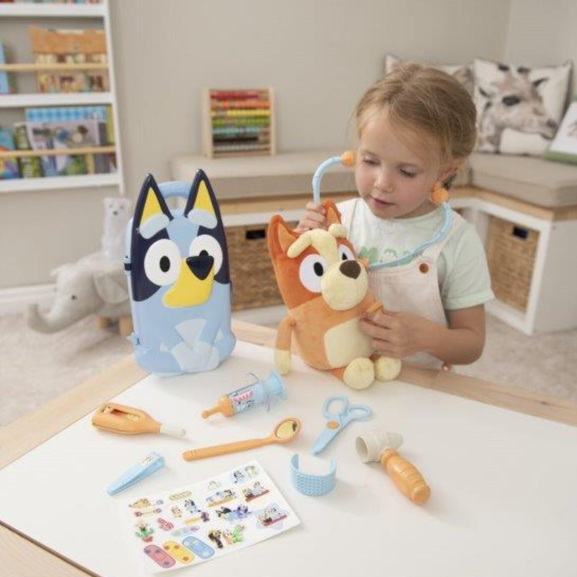 HTI Bluey's Medic Case | Comprend plus de 10 accessoires avec étui de transport | Kit médical d'urgence pour enfants | Jouets éducatifs pour jeux de rôle | 3+