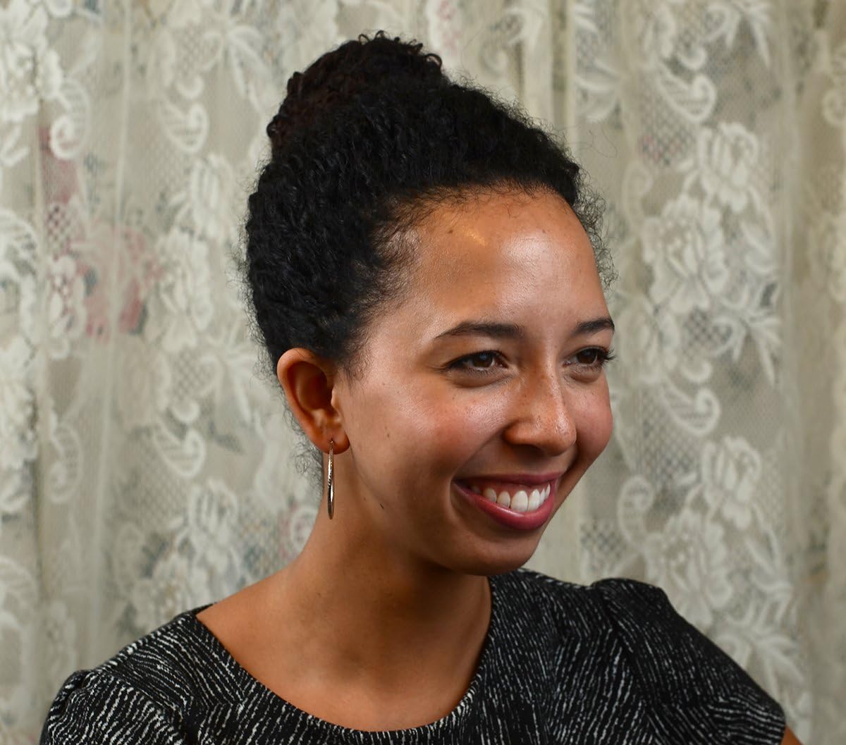 14k White Gold Diamond-Cut Hoop Earrings, (2mm Tube) - Image 4