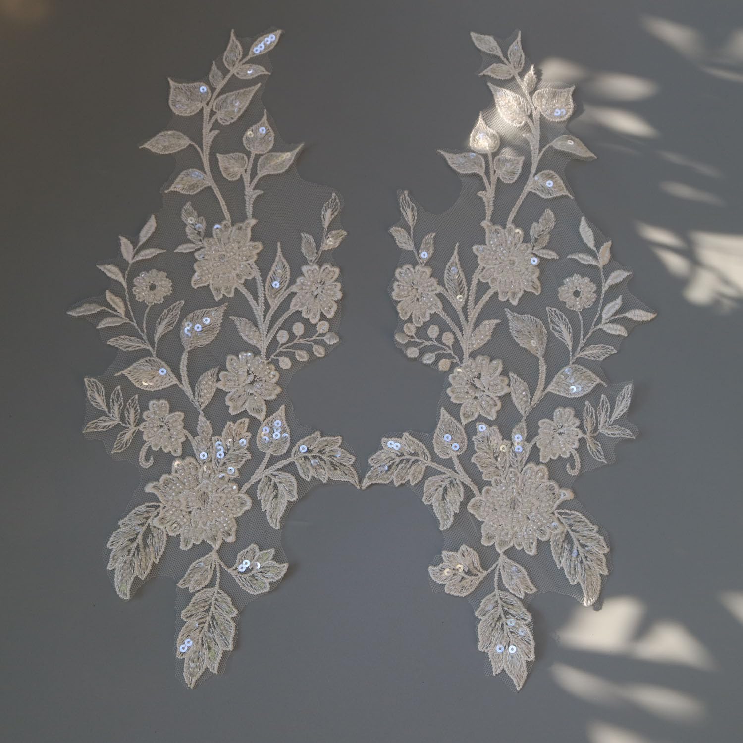 Applicazioni floreali ricamate con paillettes bianche avorio per abiti da sposa fai da te, perline ricamate floreali per abito da sposa.