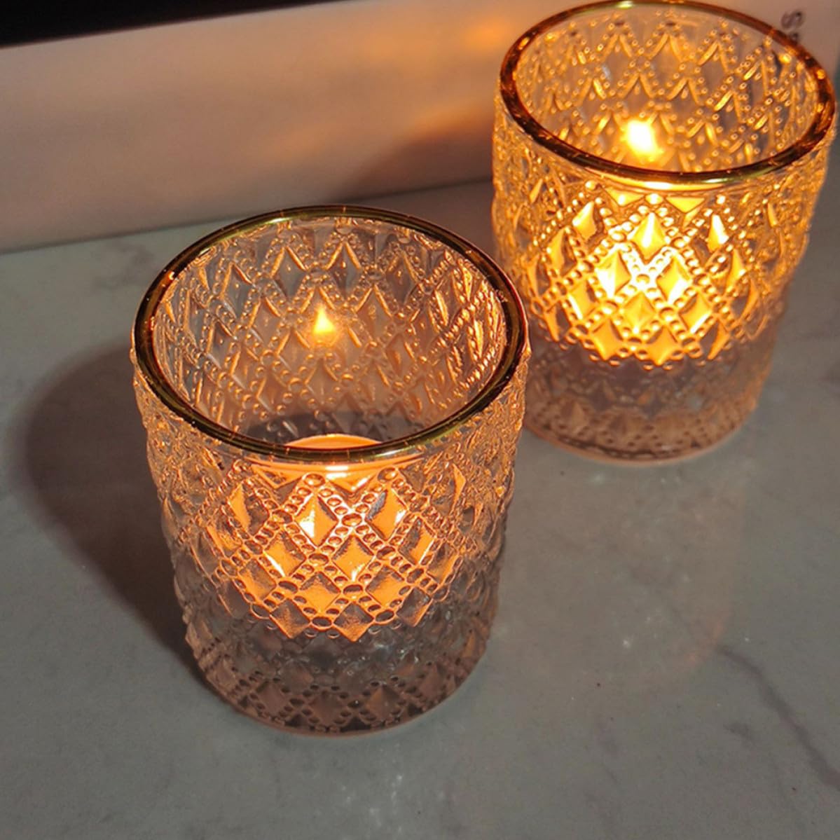 12 Stück Teelichthalter aus Glas für Tisch und Hochzeit Deko | Transparent Goldrandig, Reliefartige Oberfläche, Selbstgemacht Kerzenbecher