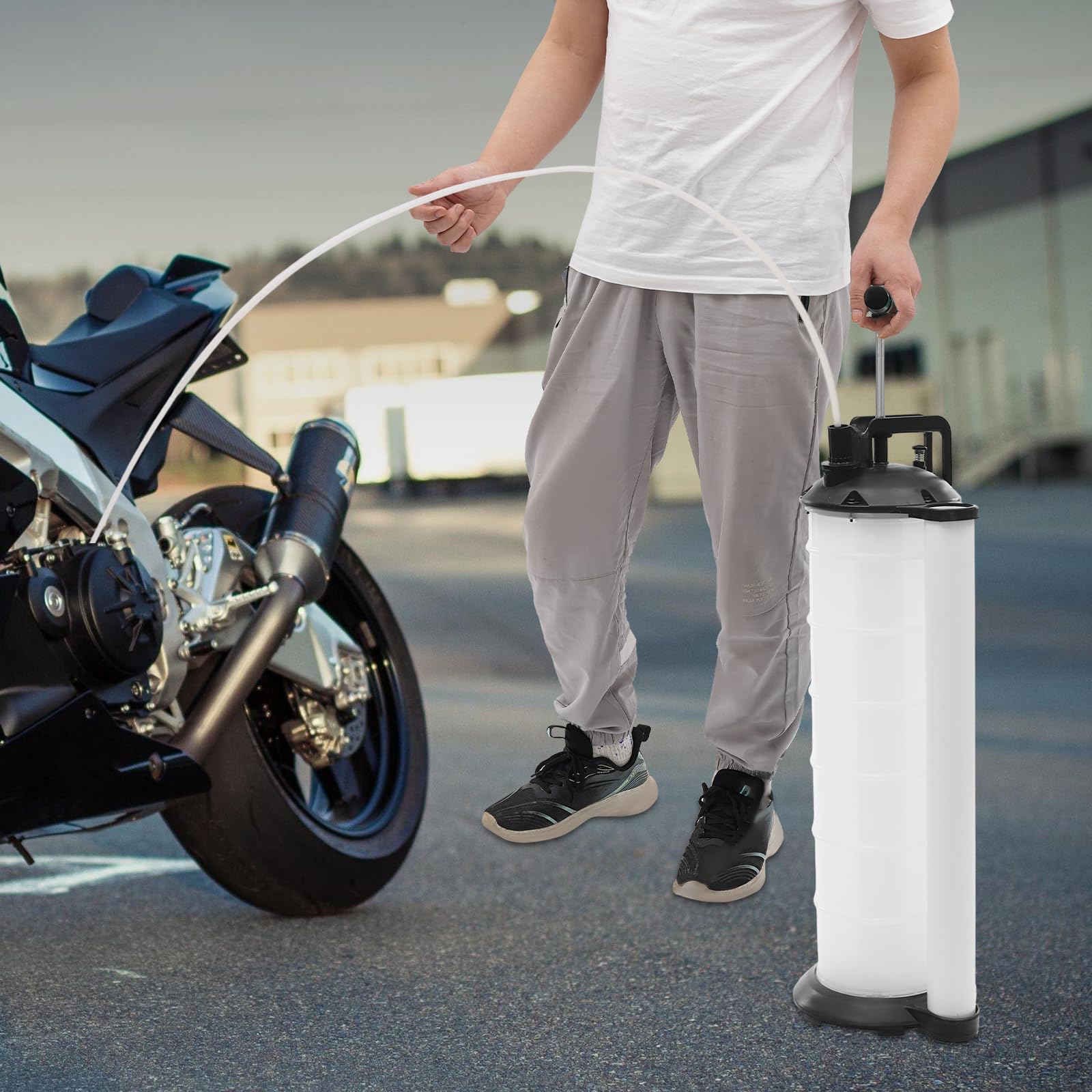Extractor de aceite manual con 4 mangueras, extractor de aceite, 7 l, inyector de aceite, multiusos, cambiador de aceite al vacío, para coches, motocicletas y cortadoras (blanco)