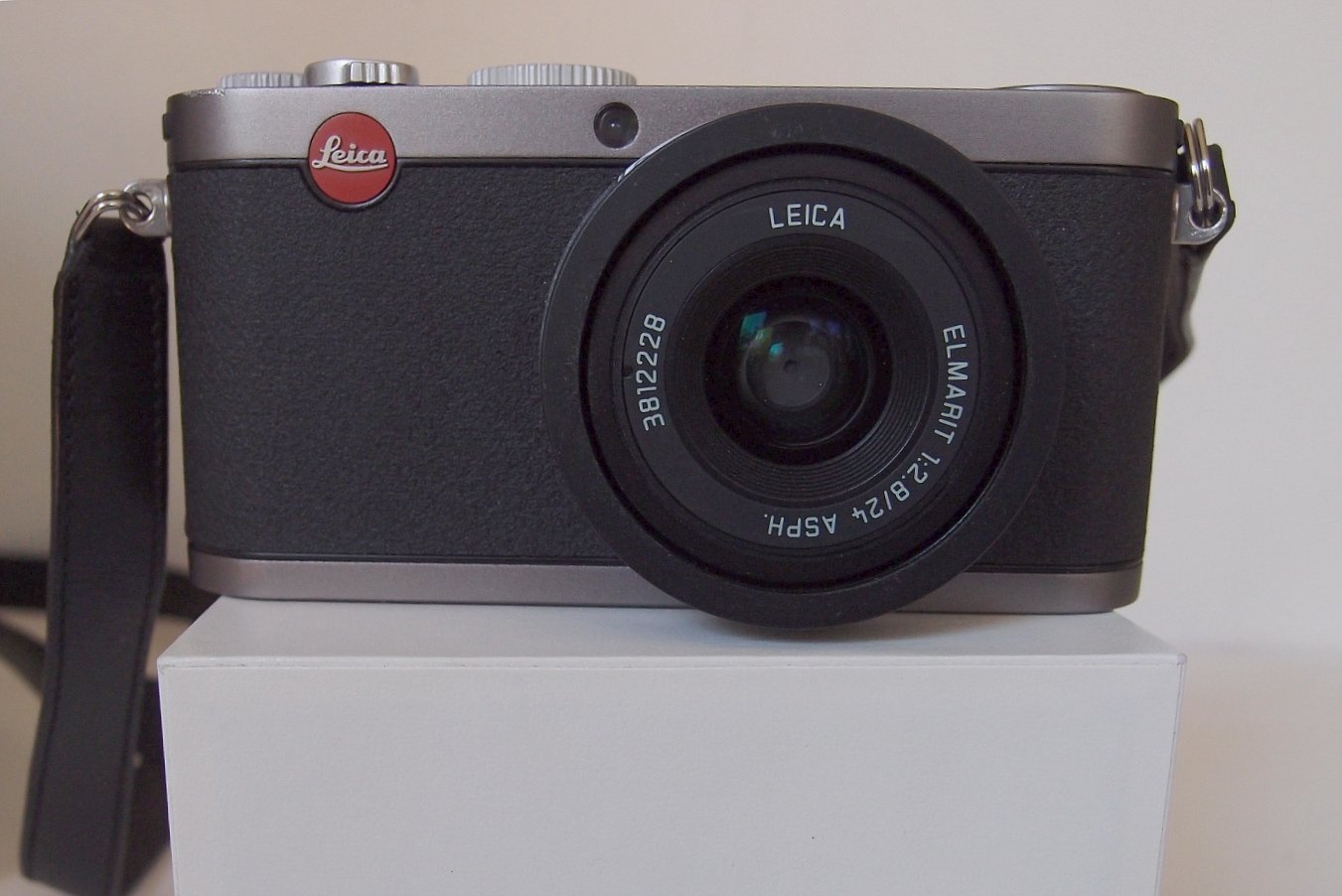 Amazon | Leica X1 12.2MP APS-C CMOSデジタルカメラ (メーカー生産