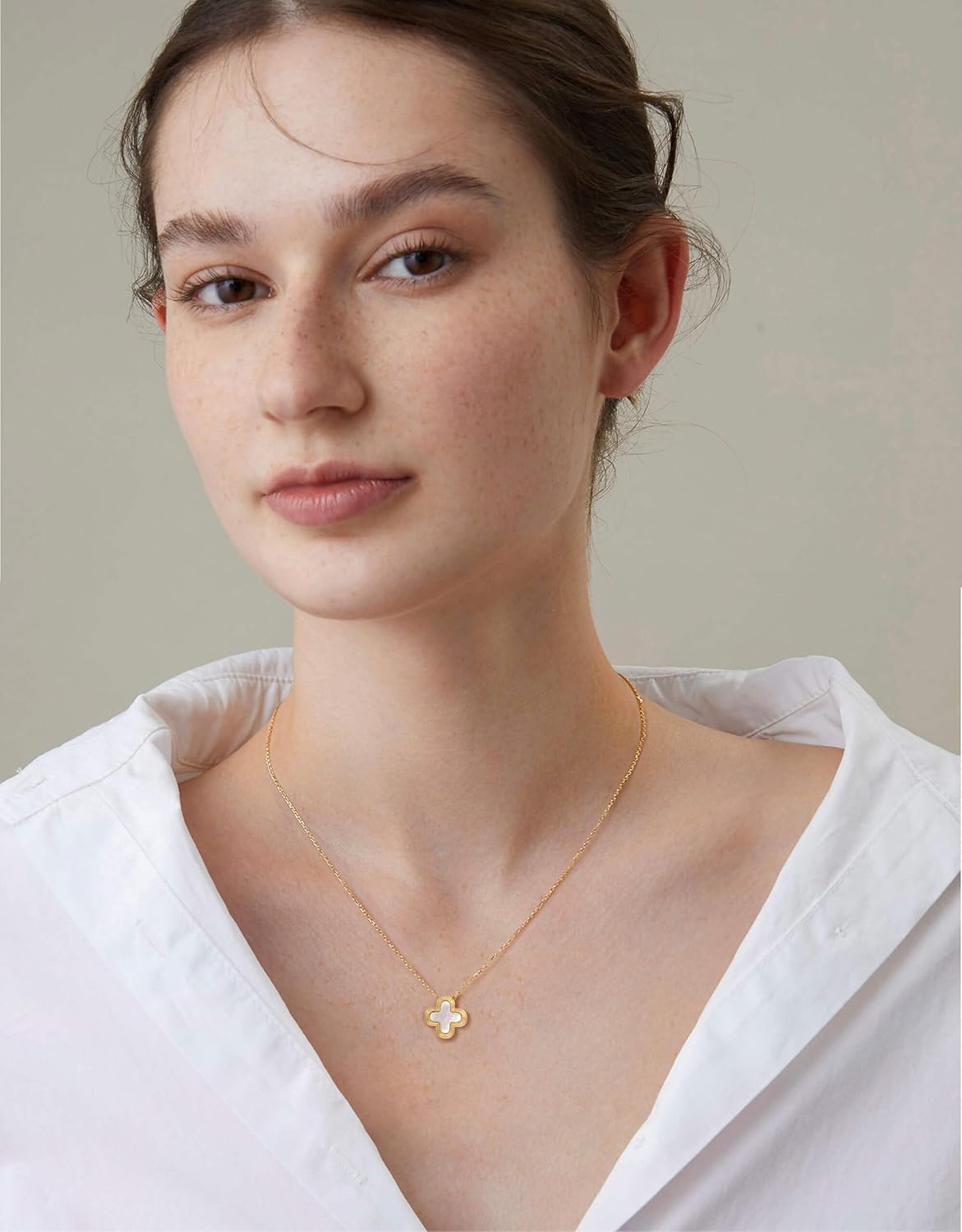 S.Leaf Four Leaf Clover Necklace for Women Lucky Charm Necklace Gold Shell Necklace Pendant Gold Choker Layered Mother of Pearl Necklaces Jewelry Gifts for Women