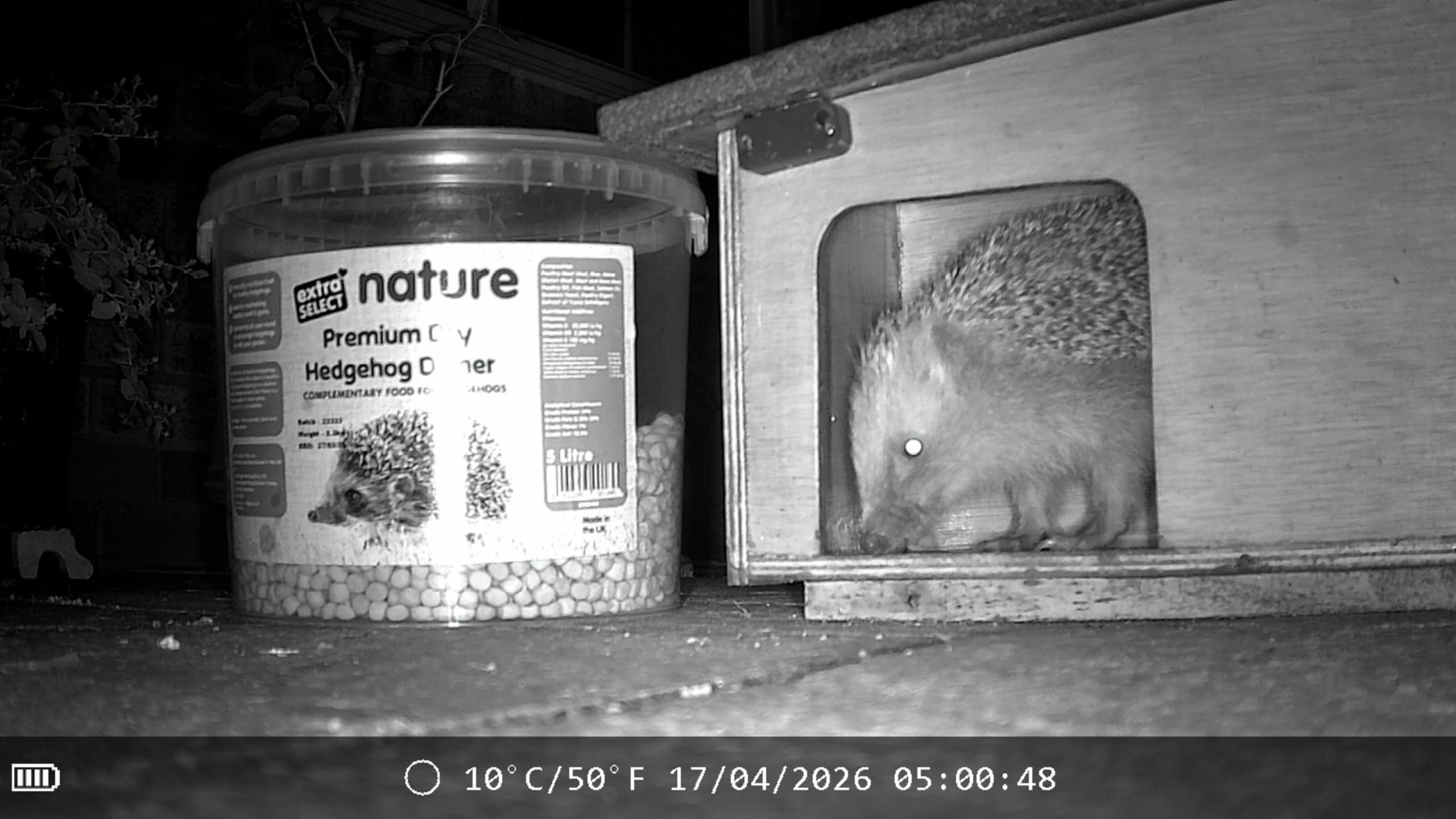 Extra Select Premium Hedgehog Dinner: Nutrient-Rich Dry Hedgehog Food for Year-Round Feeding - 5L Tub — view 5