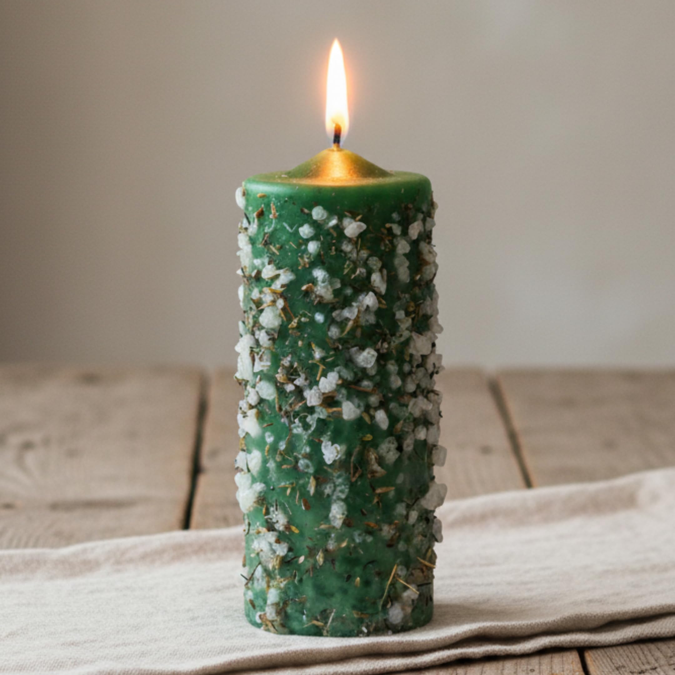 Schutzkerze mit Salz und Harzen – Esoterische handgefertigte grüne Kerze, 5,5 x 14 cm – Energiereinigung und gegen schlechte Energien – Ritualisiert und 100 % natürlich – Marianenkerzen