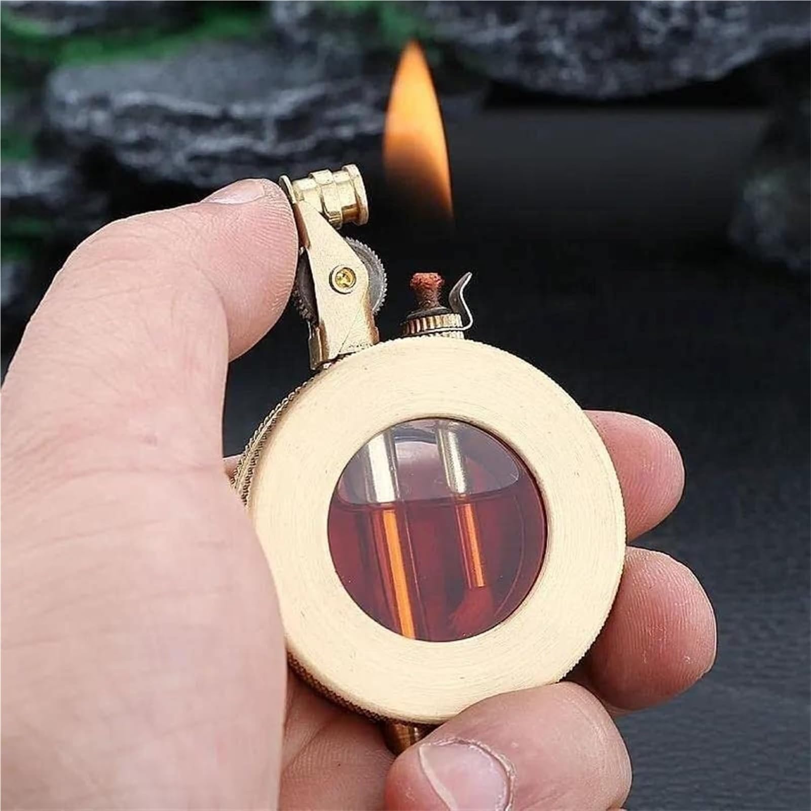 Encendedor vintage de latón con llama suave, el accesorio coleccionable ideal para hombres