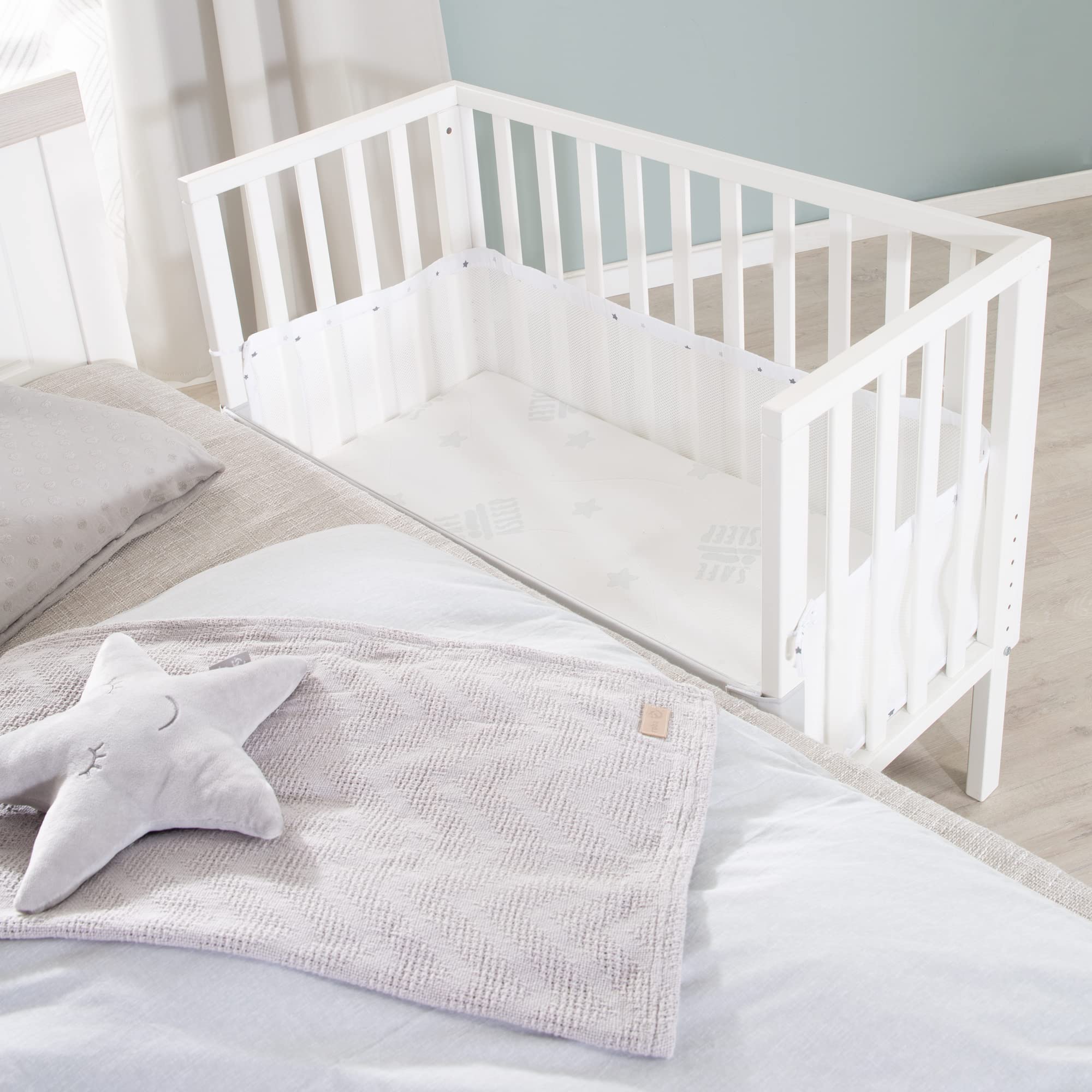 roba Lit Cododo 45 x 90 cm safe asleep® 2 en 1 - Hauteur Réglable - Petit Lit Complet avec Matelas + Barrière en Toile + Bordure en Maille - Ensemble de Lit Bébé - Bois Blanc
