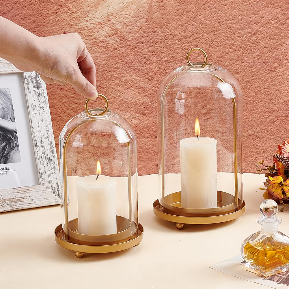 NBEADS 2 Pcs Bougeoirs Ouragan en Verre Lanterne, Porte Bougie Polyvalente en Métal avec Dôme en Verre Robuste Fait Main en Laiton pour Bougies Piliers Plantes Décorations Suspendues de Table