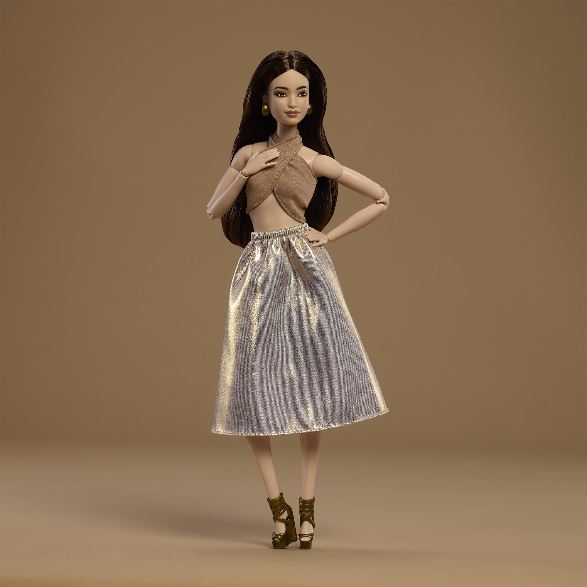 Barbie Basics Model 06 z brązowymi włosami, błyszczącą złotą spódniczką i topem, uniwersalnymi ubraniami, ruchomym ciałem, JJX25