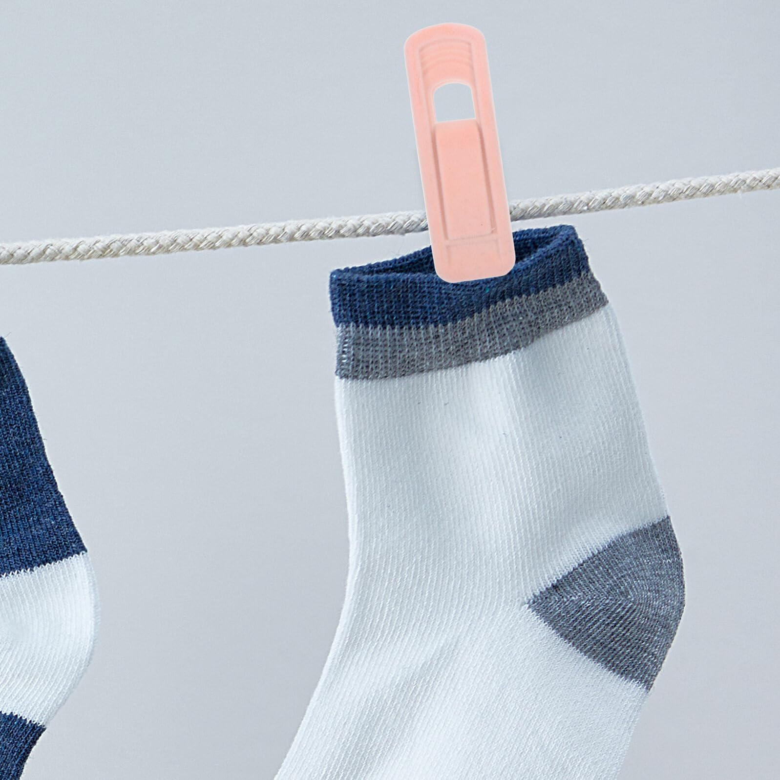 Pinzas de Ropa Antideslizantes de Plástico Rosa, 50 Piezas | Colgar Prendas y Secado al Aire, Uso en Casa y Exterior, Diseño Resistente Manejo Mano