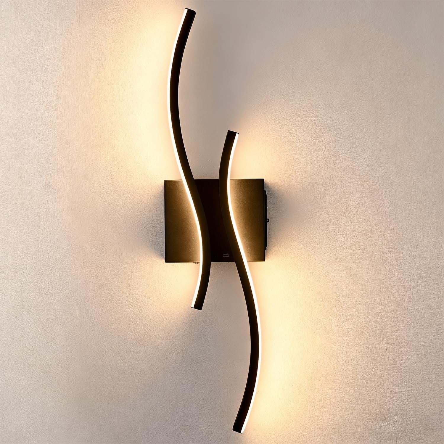 Battery Operated Wall Sconce with Remote Control,10000mAh USB Rechargeable Wireless Minimalist Black Wall Light,3000K-6000K Dimmable LED Wall Lamp for Bedroom Hallway Background Staircase -1 Pcs