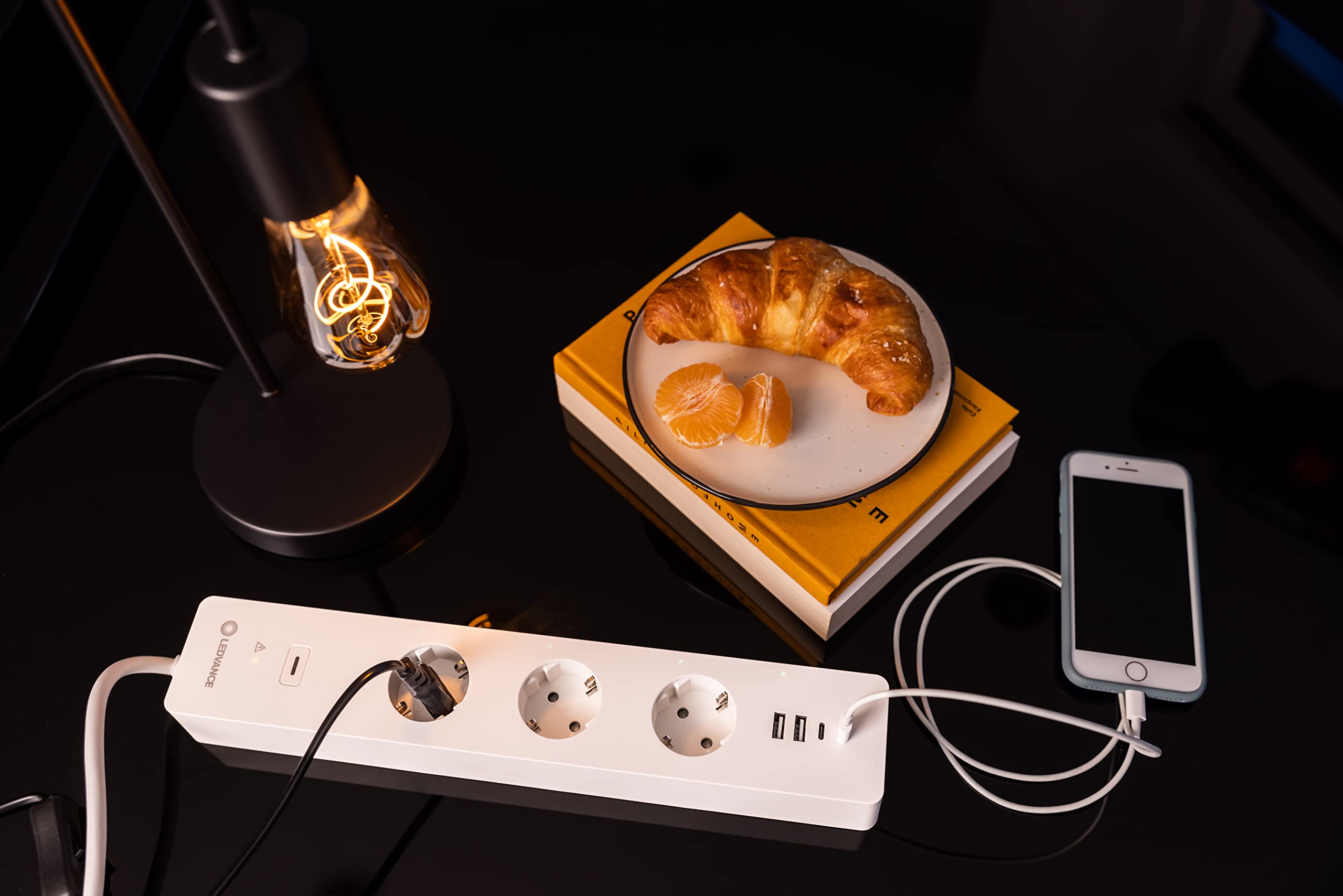 LEDVANCE Smart Plug con tecnologia WiFi, striscia a tre prese con protezione da sovraccarico e protezione da sovratensioni, comprese le connessioni USB, controllabile tramite app WiFi, Alexa e Google