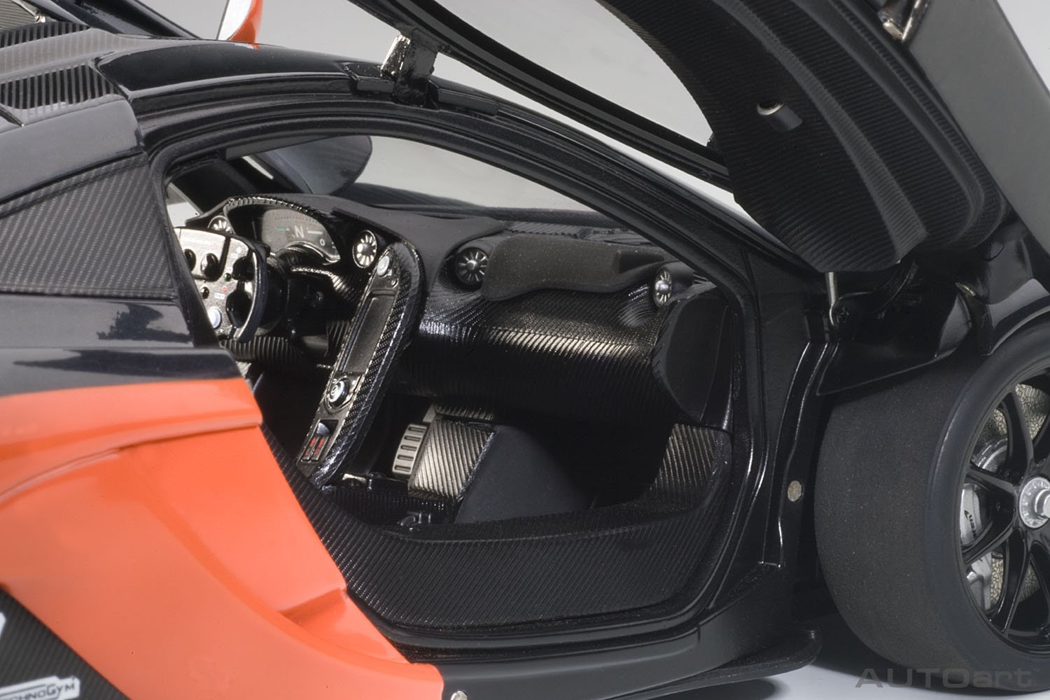 オートアート　マクラーレン　P1 GTR 絶版　ブラック　オレンジ オートアート マクラーレン P1 GTR 絶版 ブラック オレンジ