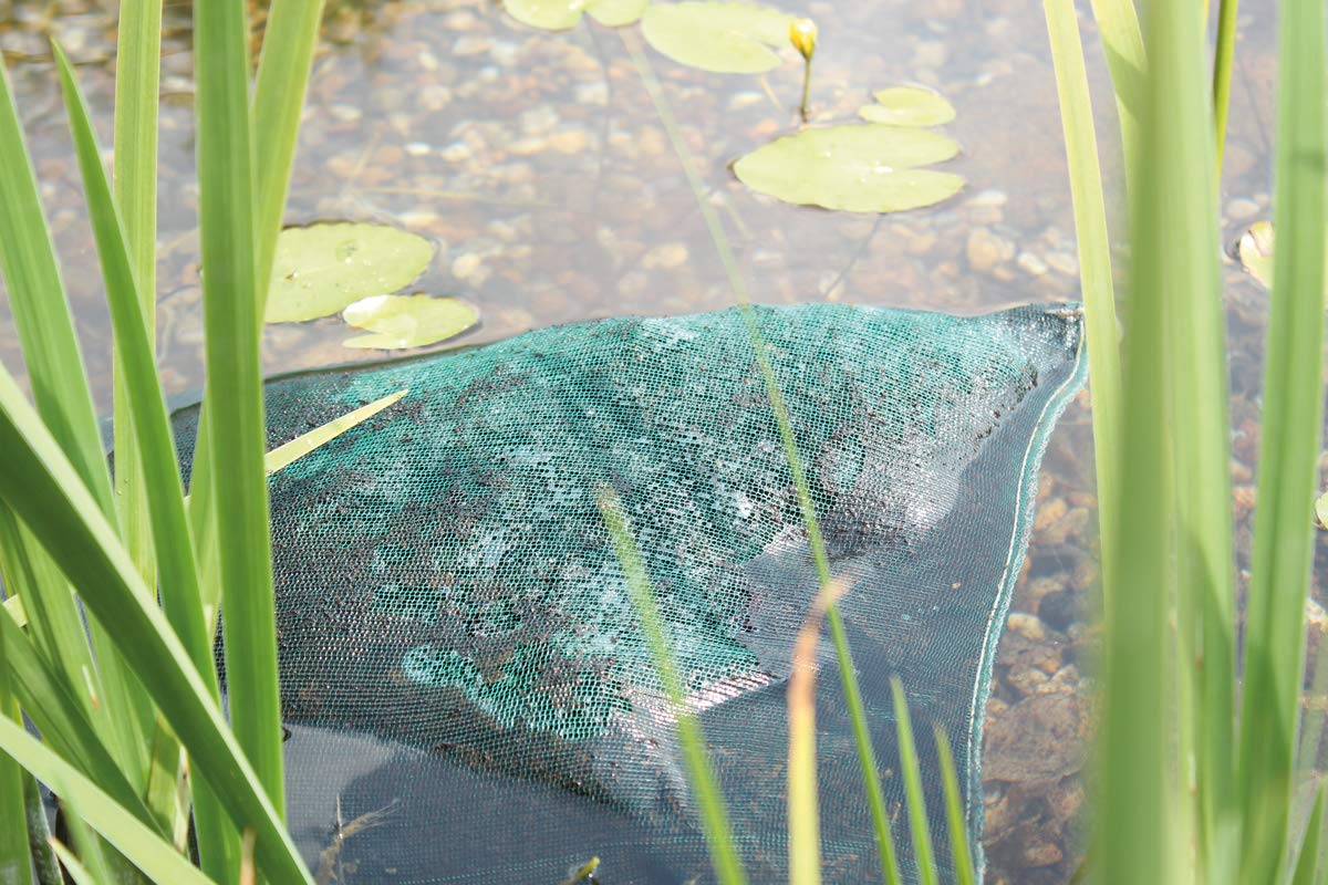 OASE 53759 AquaActiv AquaHumin 10 l - Gartenteich-Torf, Spezial-Torf für natürlichen Algenschutz, mit Huminsäure-Anteil von 30 bis 45 %, klärt trübes Wasser, Weiß