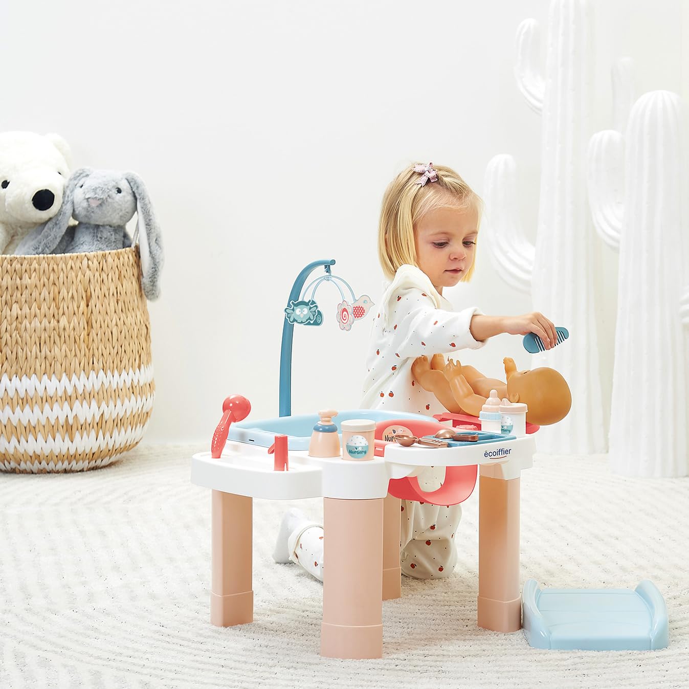 ECOIFFIER -1839 - Ma première Nursery - Jouet d'imitation - pour Enfants - Dès 18 Mois - pour Changer la Couche de bébé comme Les Parents - comme Les Grands - en Plastique résistant
