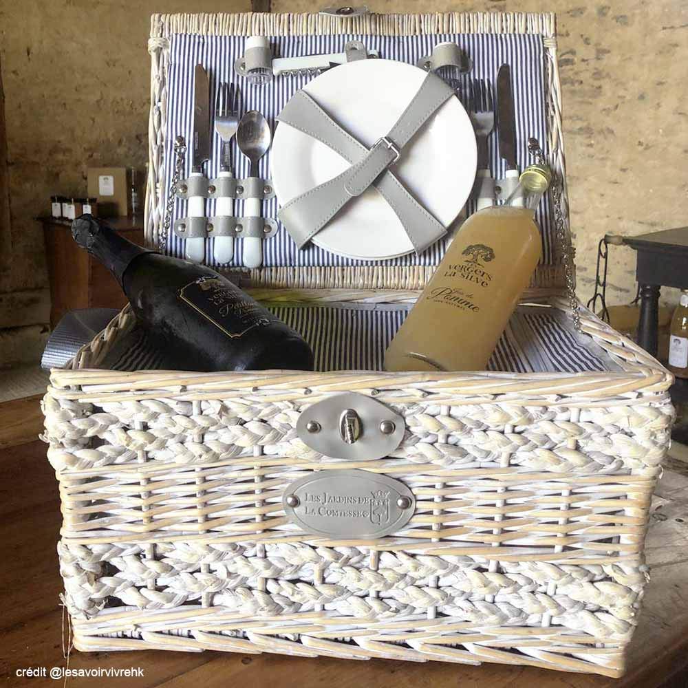 Les Jardins De La Comtesse - Panier de Pique-Nique Chaumont - 2 Personnes – Beau Panier Picnic Vendu Complet - Compartiment Isotherme - Tissu Rayures Bleues/Blanches - 43 x 30 x 23 cm