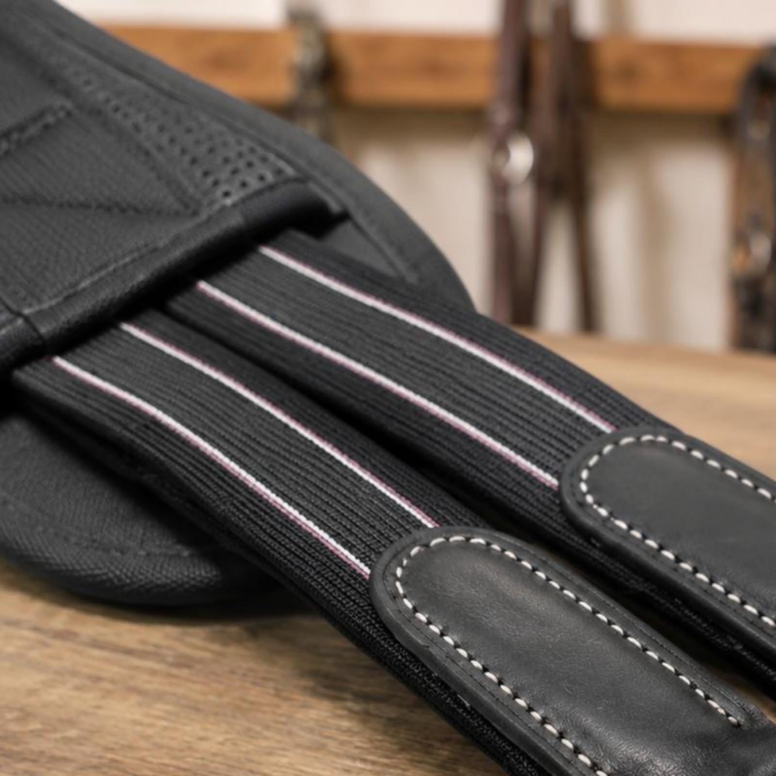 Jiuvaso Cintura Equestre per Cavallo con Imbottitura Cinturino con Fibbia Regolabile Design Curvo Rinforzi Alle Estremità Materiale in Pelle E Lega Adatta per , Nero , 105cm