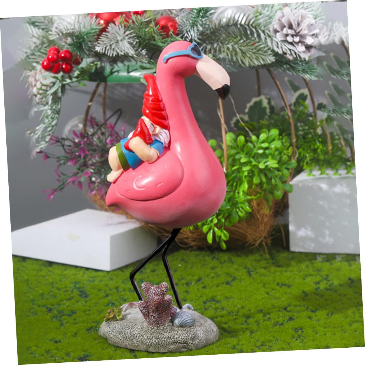 Lustige Gartenzwergfigur mit Flamingo Gartendekoration Terrasse Garten Wetterfeste Kunstharz Skulptur Verspielte Gartenfigur für Außenbereich