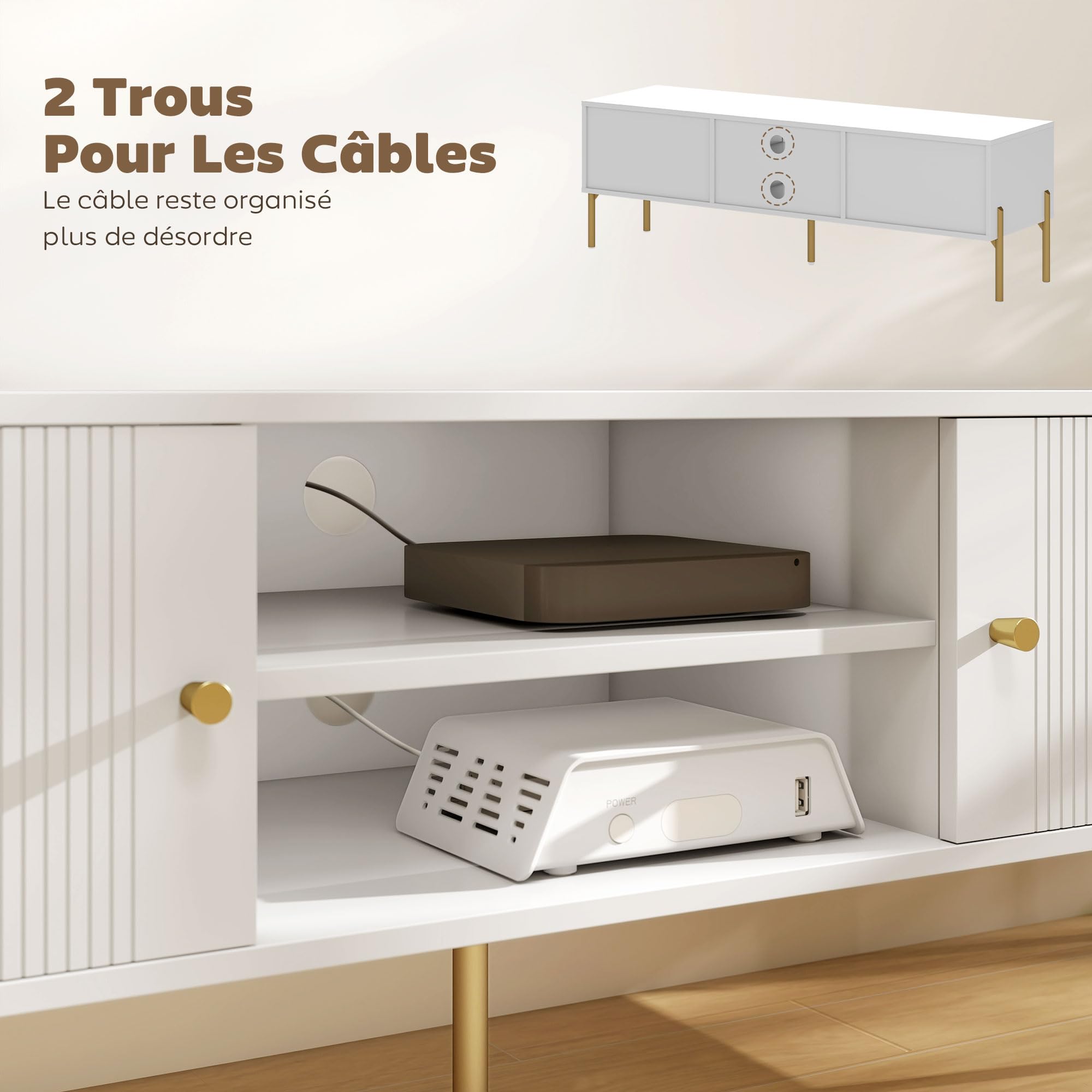 HOMCOM Meuble TV 140 cm, Meuble télé pour téléviseur jusqu'à 65 Pouces avec 2 Portes, 2 Compartiments Ouverts et Pieds en Acier, 2 Passe-câbles, Banc TV Moderne pour Salon, Chambre à Coucher, Blanc