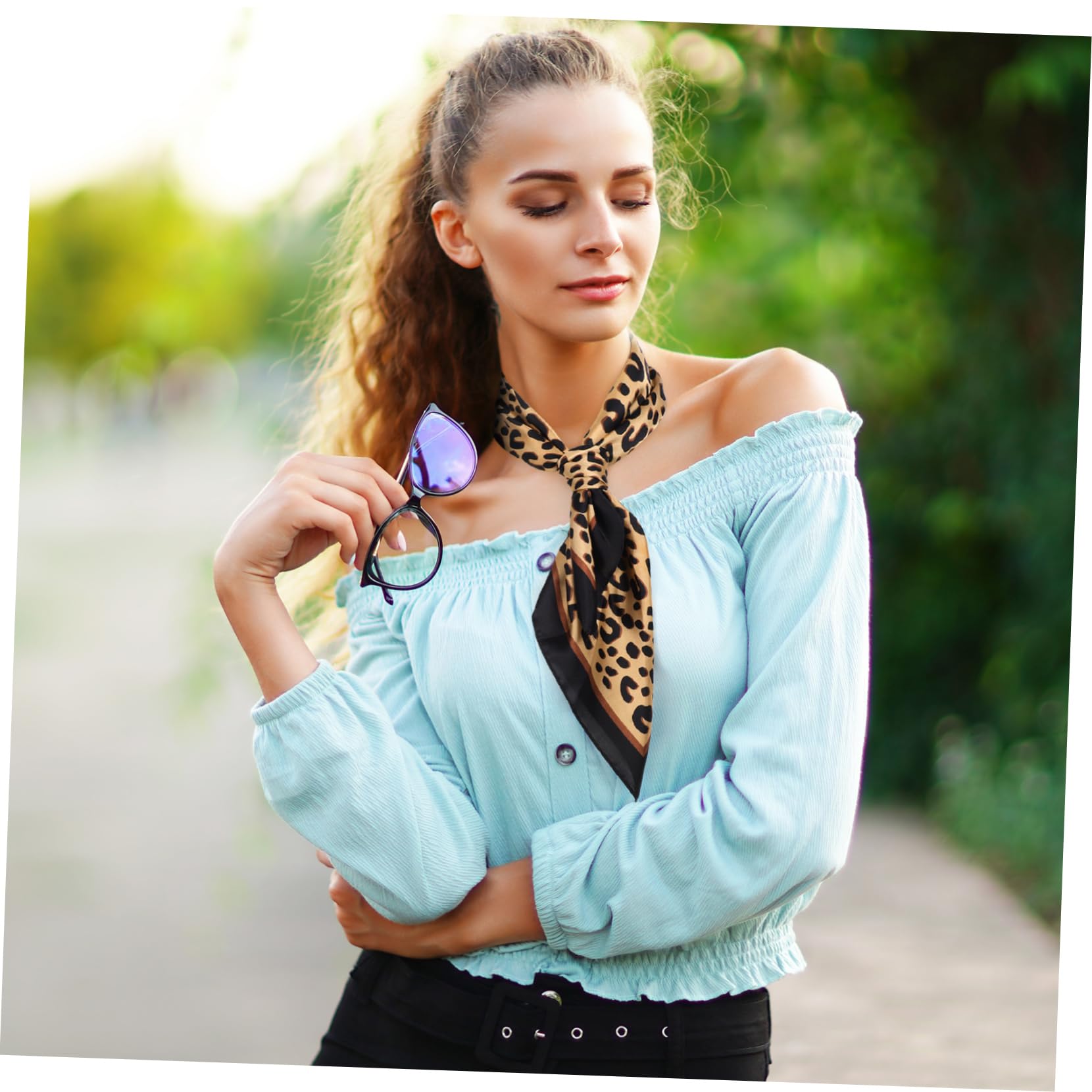 VALICLUD Bufanda Cuadrada de Seda Imitada Estampado Animal Print para Mujer, Ligera y Delicada, Adecuada Día Madre y Diferentes Ocasiones de Moda Color Aleatorio