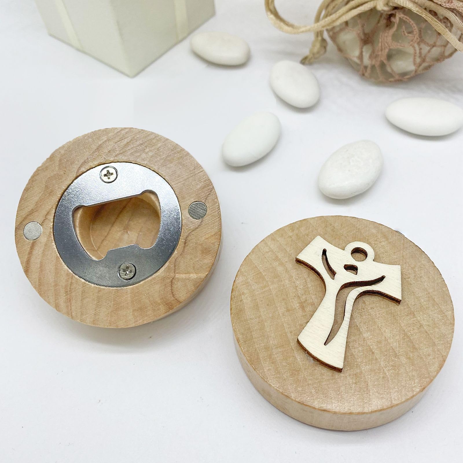 Doni Bomboniere 10 Apribottiglia Calamita in Bamboo Tondo di Colore Legno Naturale, con Applicazione TAO in Legno, Ideale per Occasioni Speciali Come Cresima e Comunione